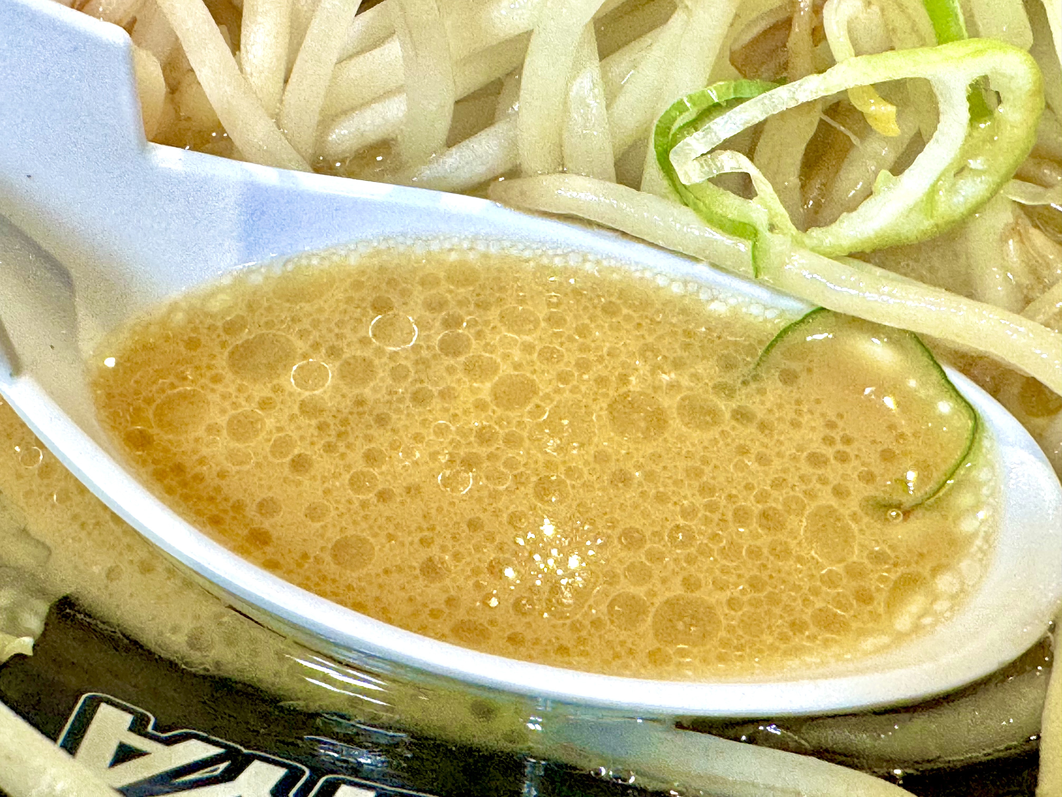 豪麺の豚骨ベースの塩み強いスープ