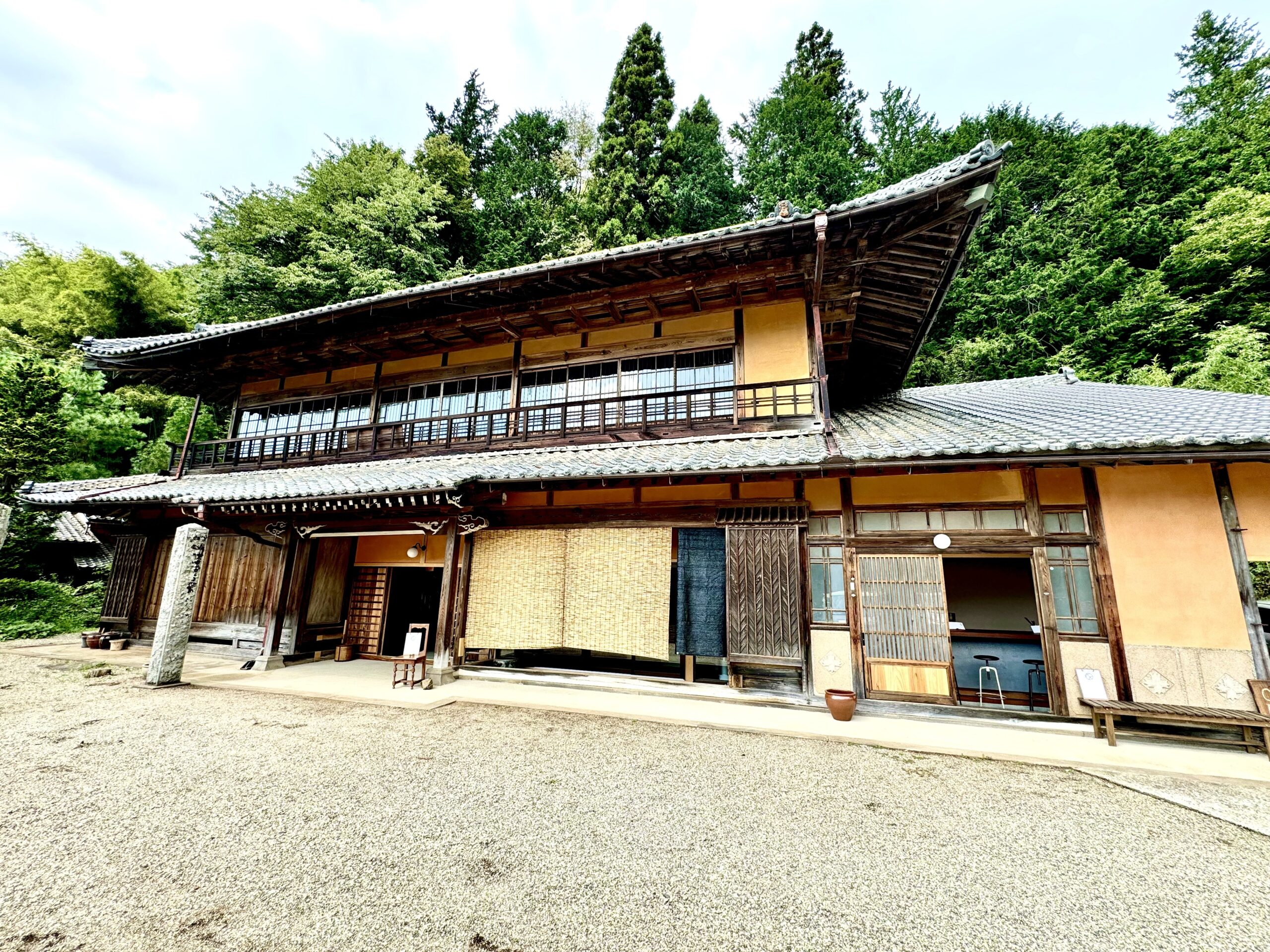 建物の入り口は２つ