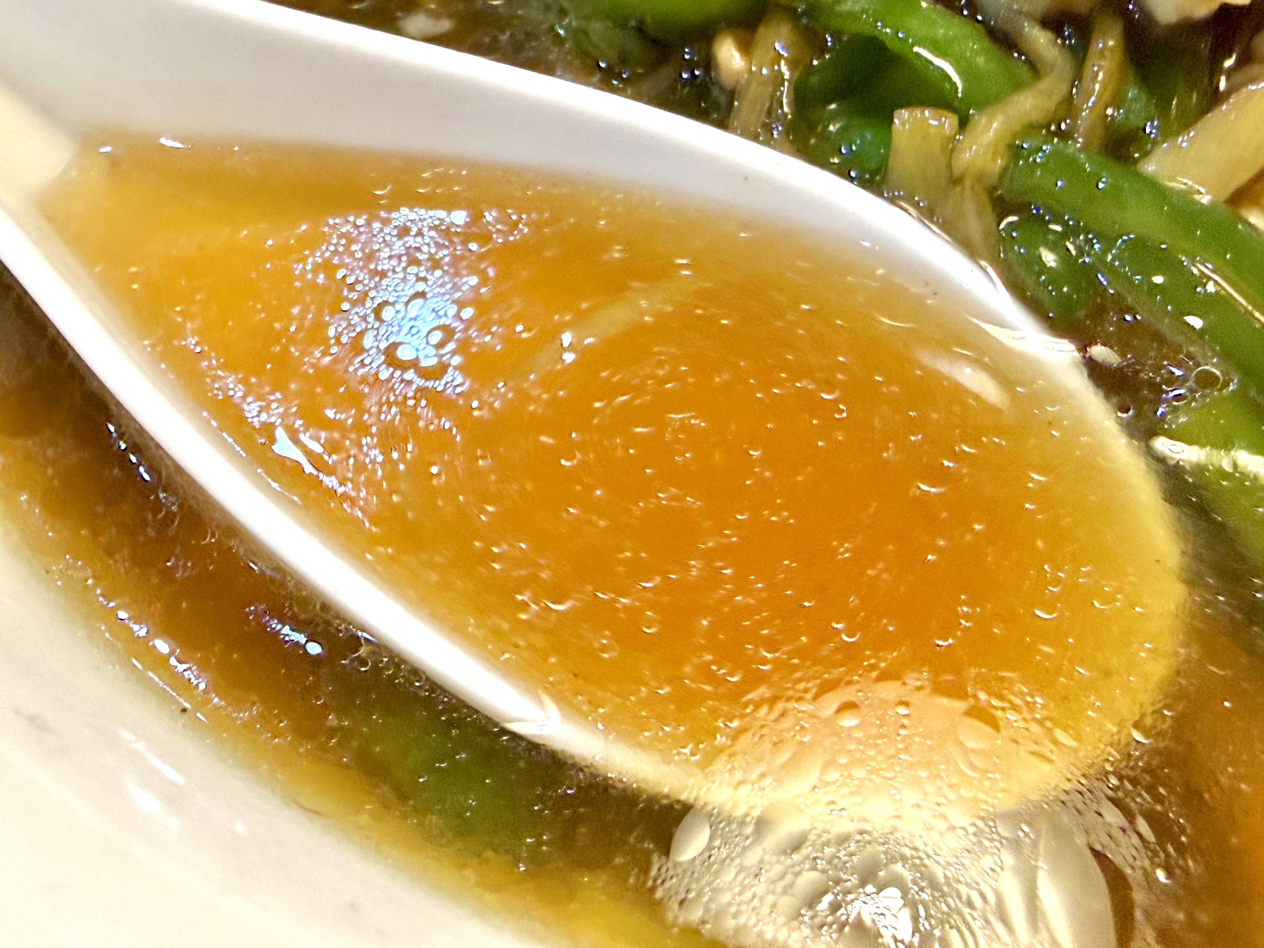 意外にもしっかりとした深みあるスープ