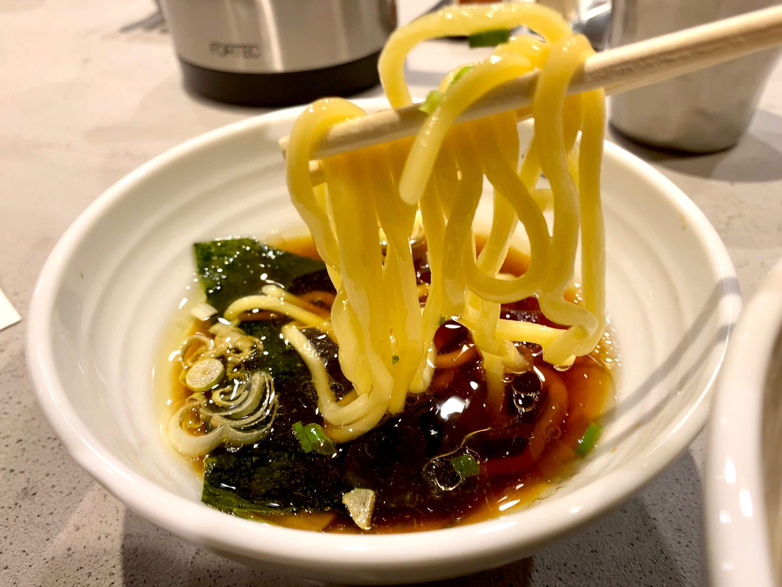 つけ汁にくぐらす麺