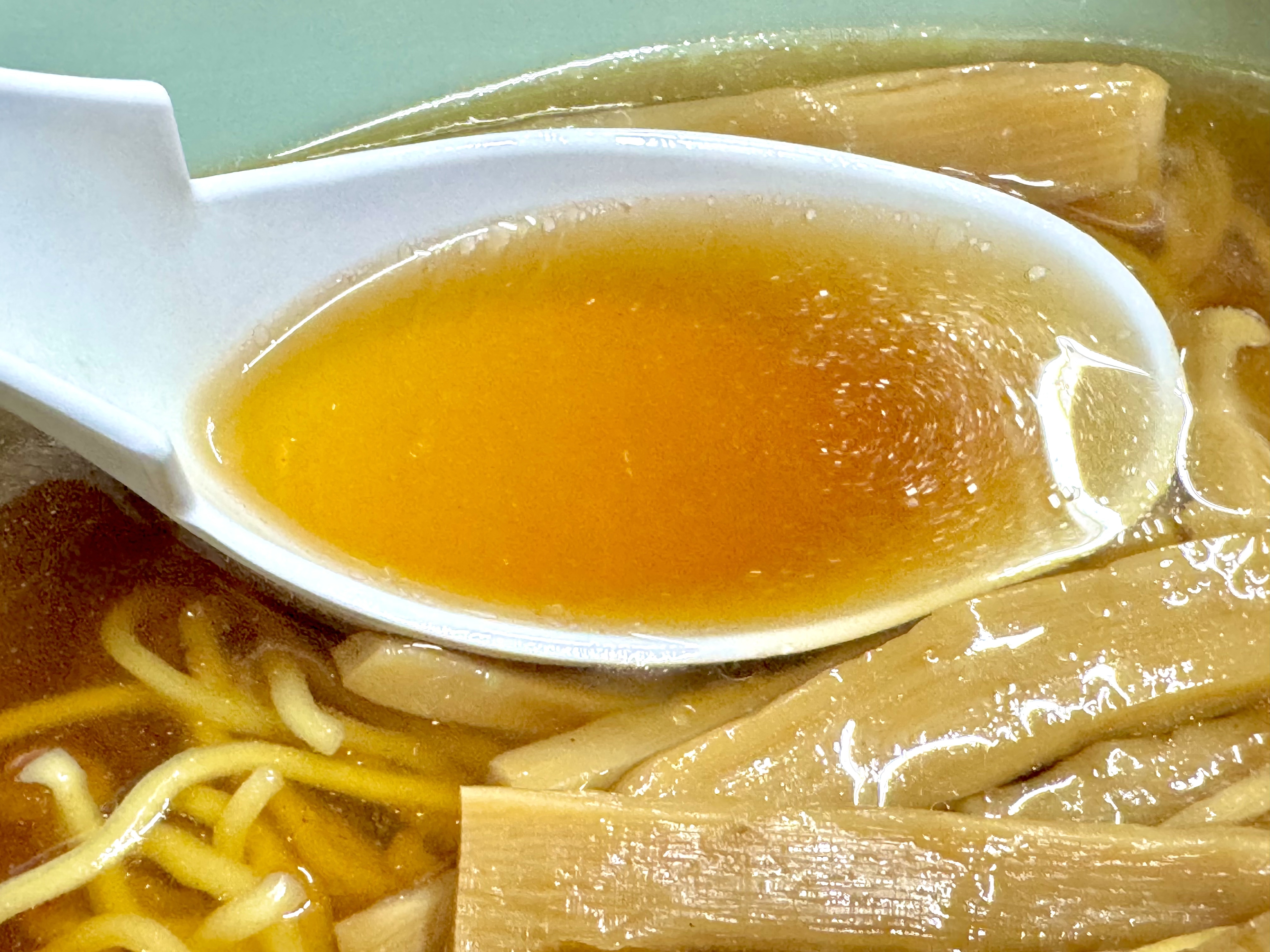 スッキリ美しい鶏ガラベースのスープ