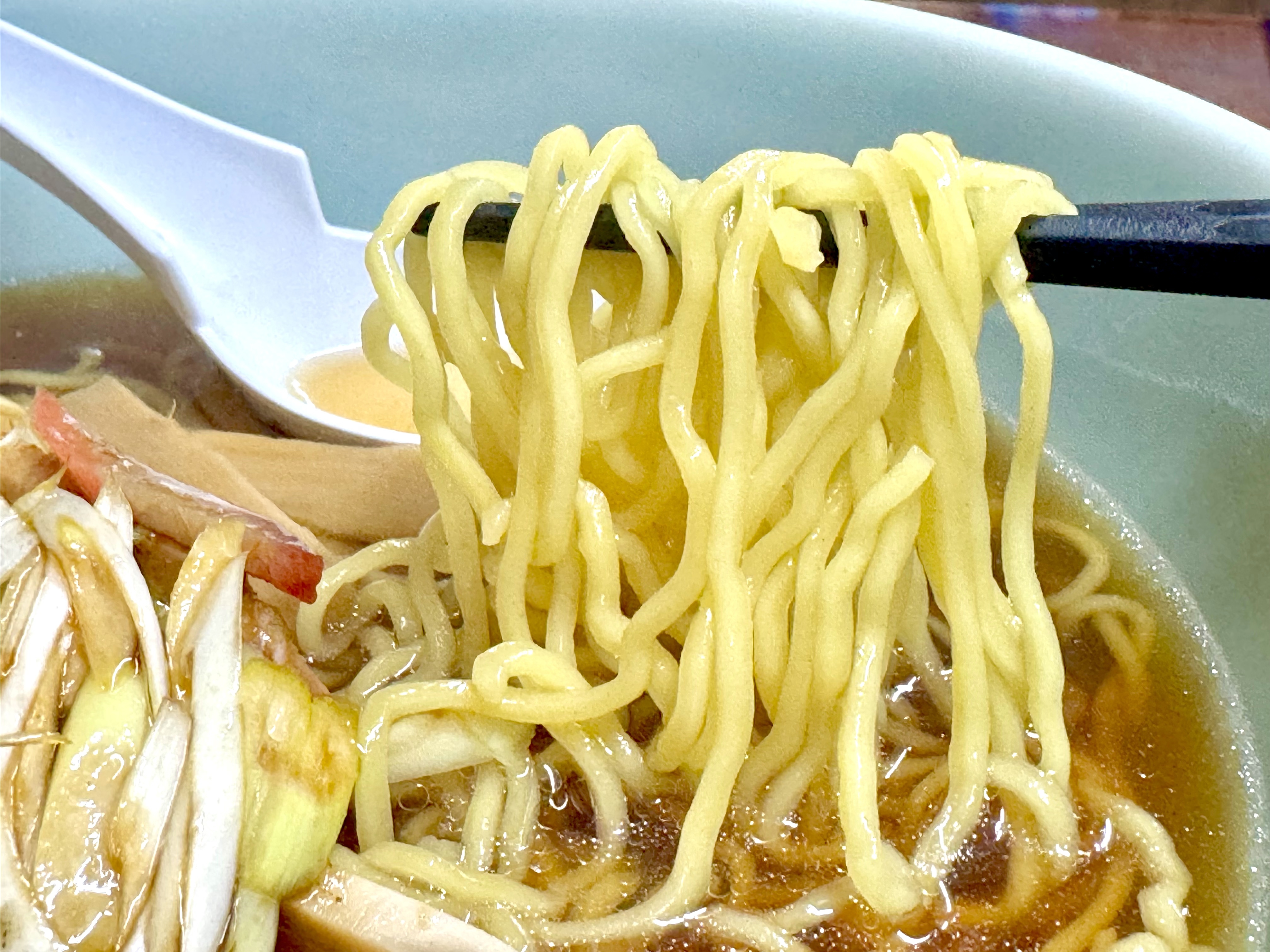 ネギそばの中細麺をリフトアップ