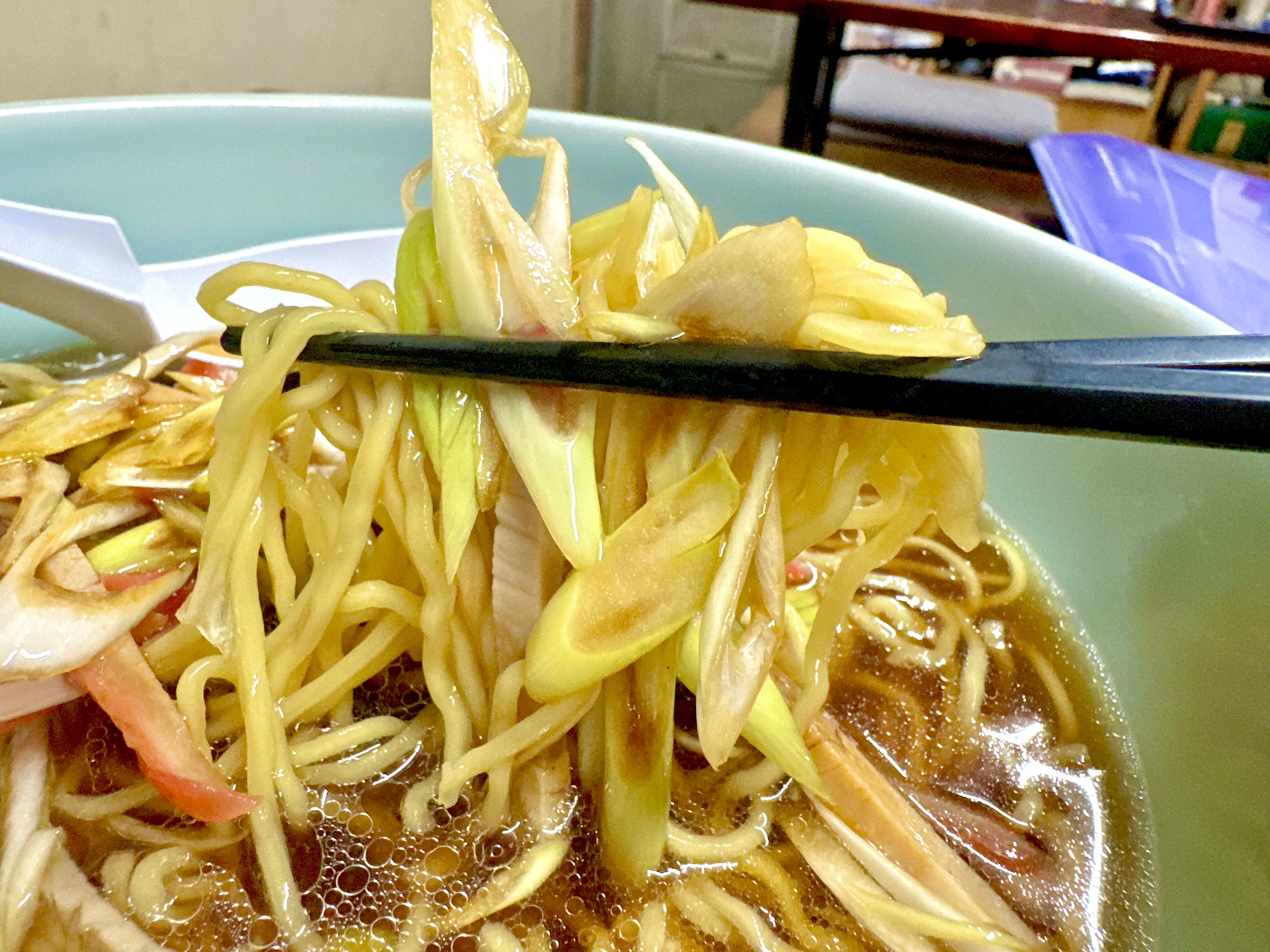 ネギと麺を一緒にリフトアップ