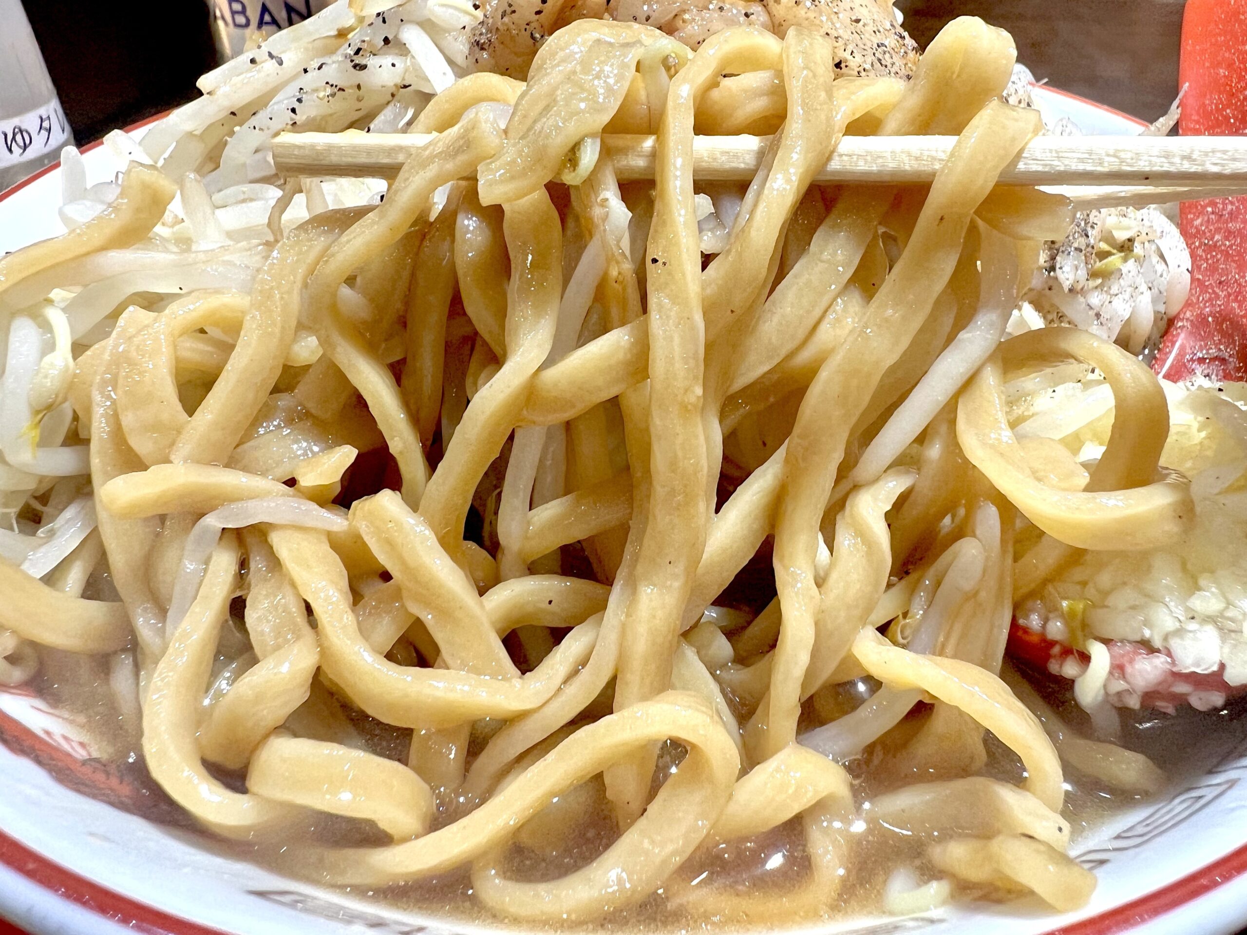 乳化スープに絡む麺