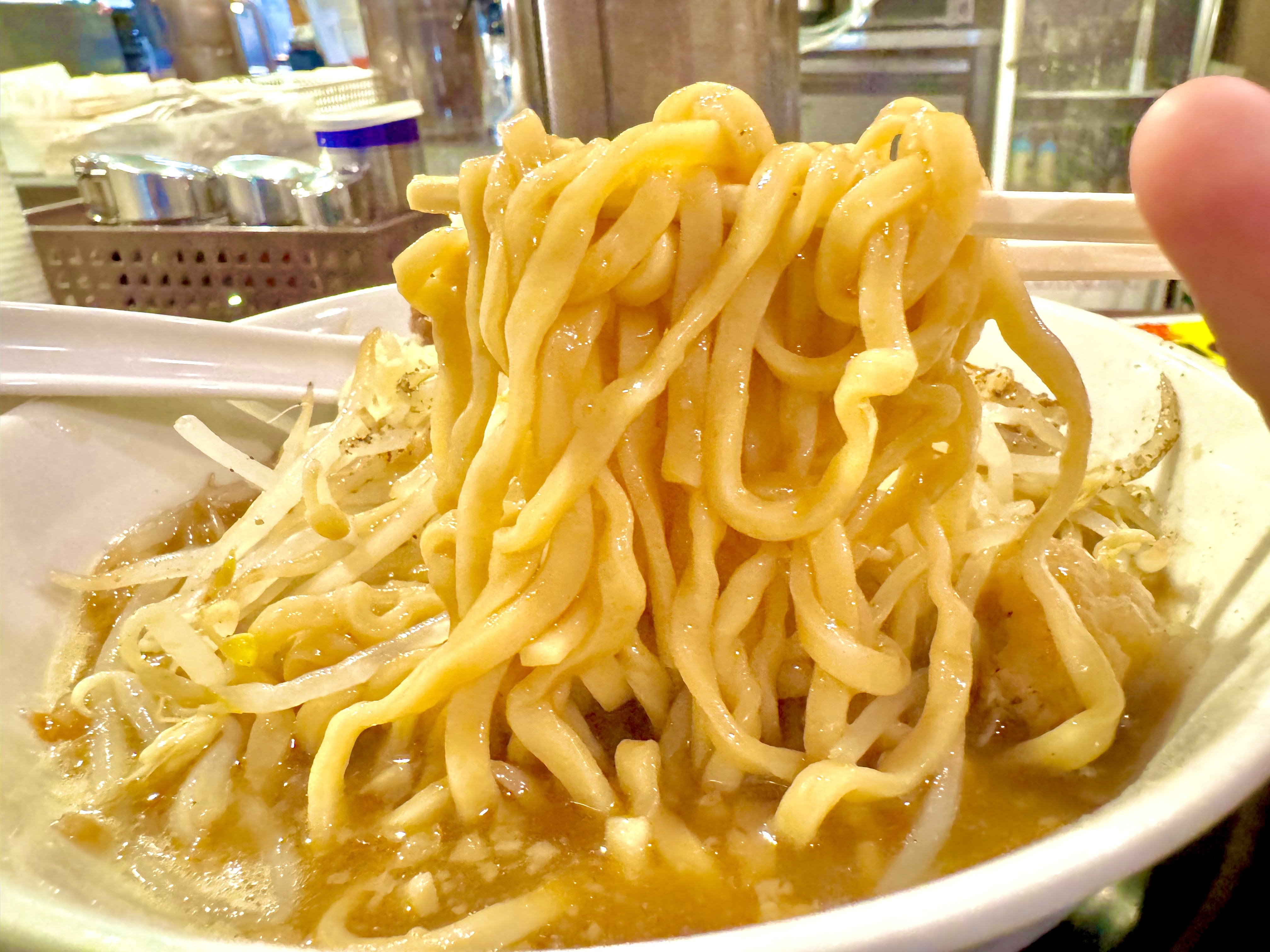 中太ごわっと麺を啜る