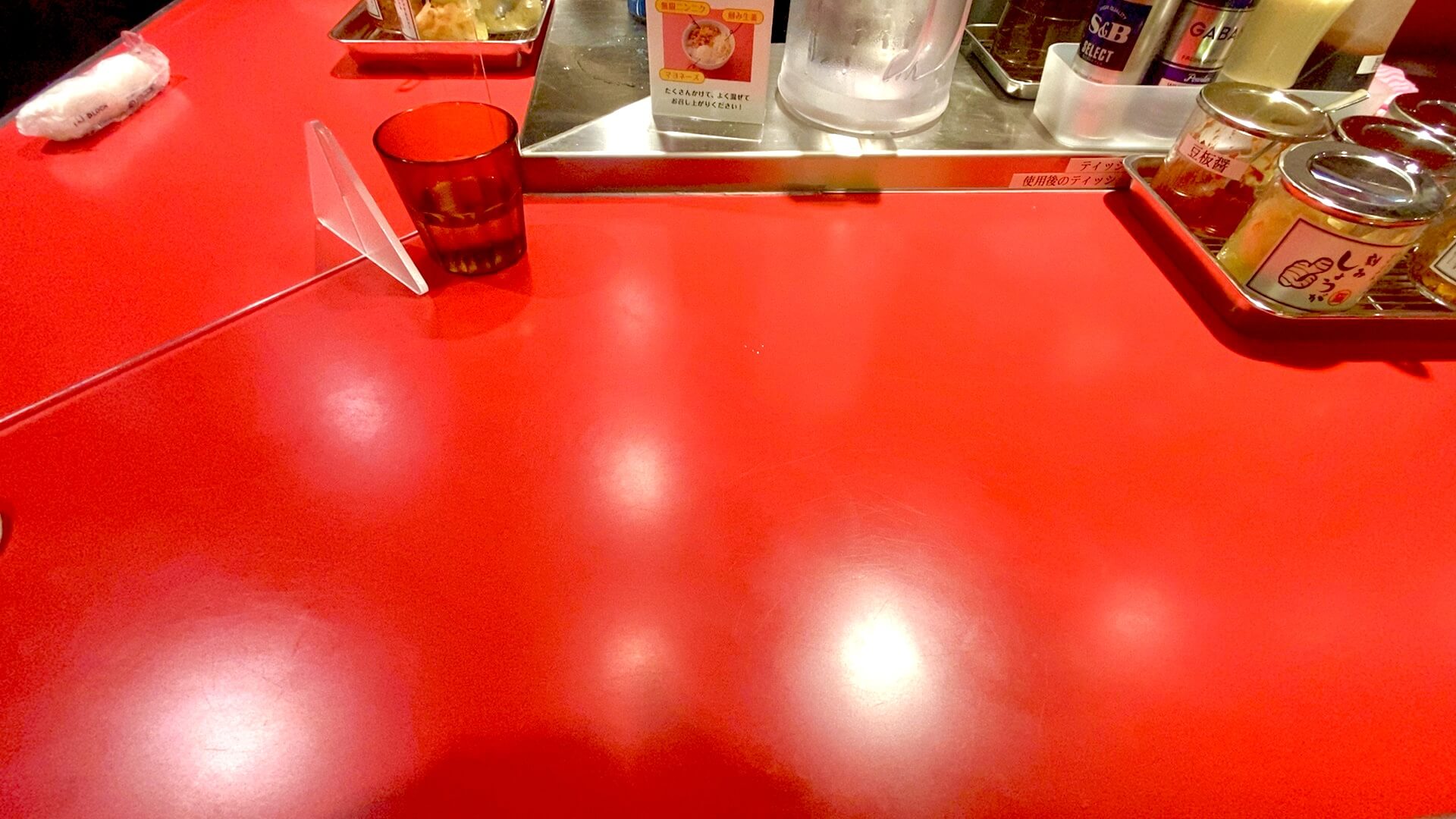卓上は真っ赤なテーブル