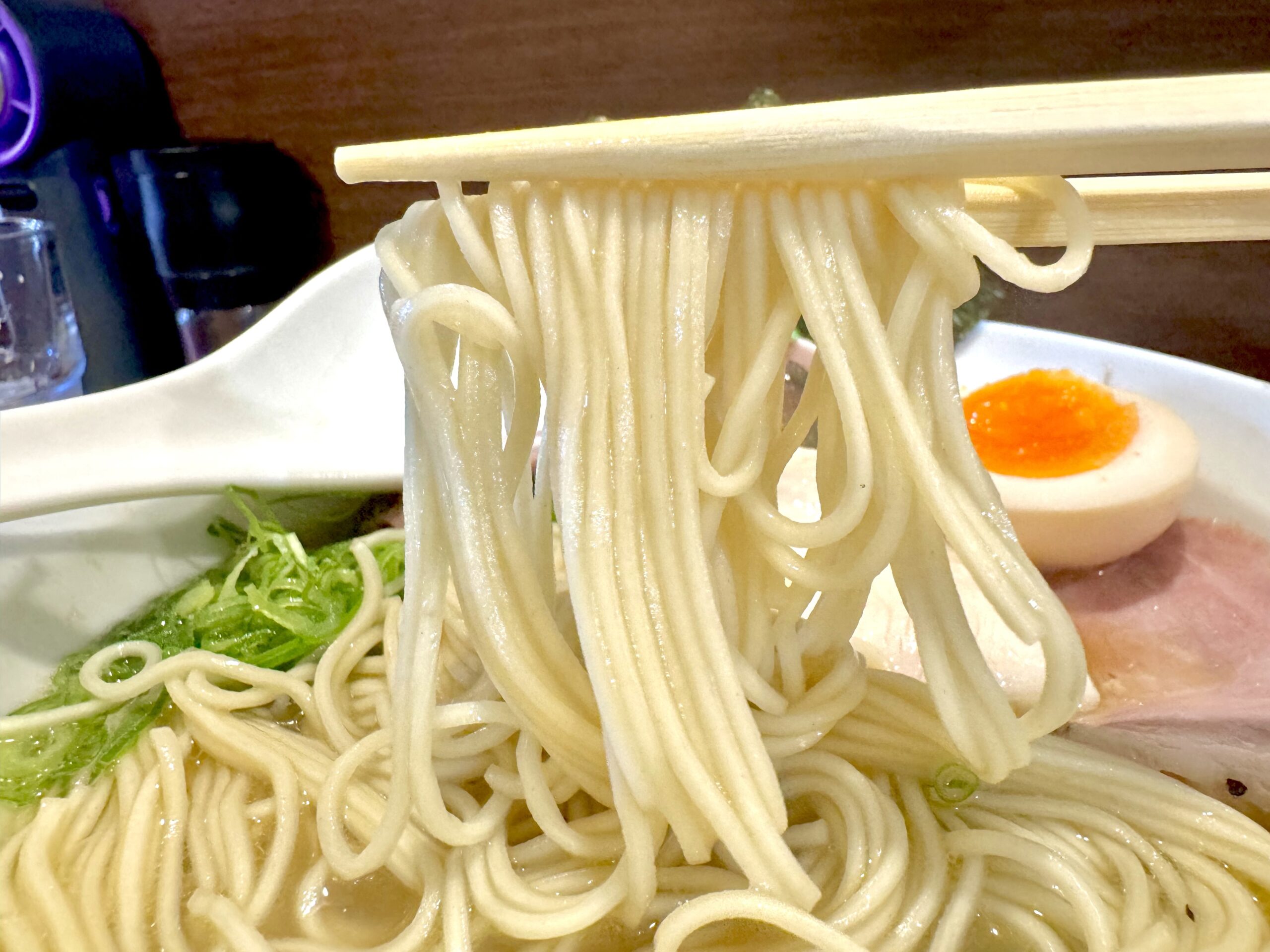 中細のスルスル啜れる美味しい麺