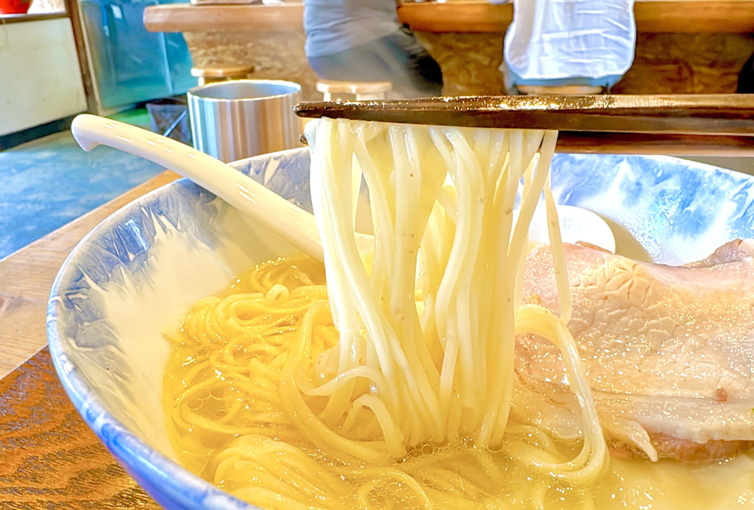 中細の滑らかな麺