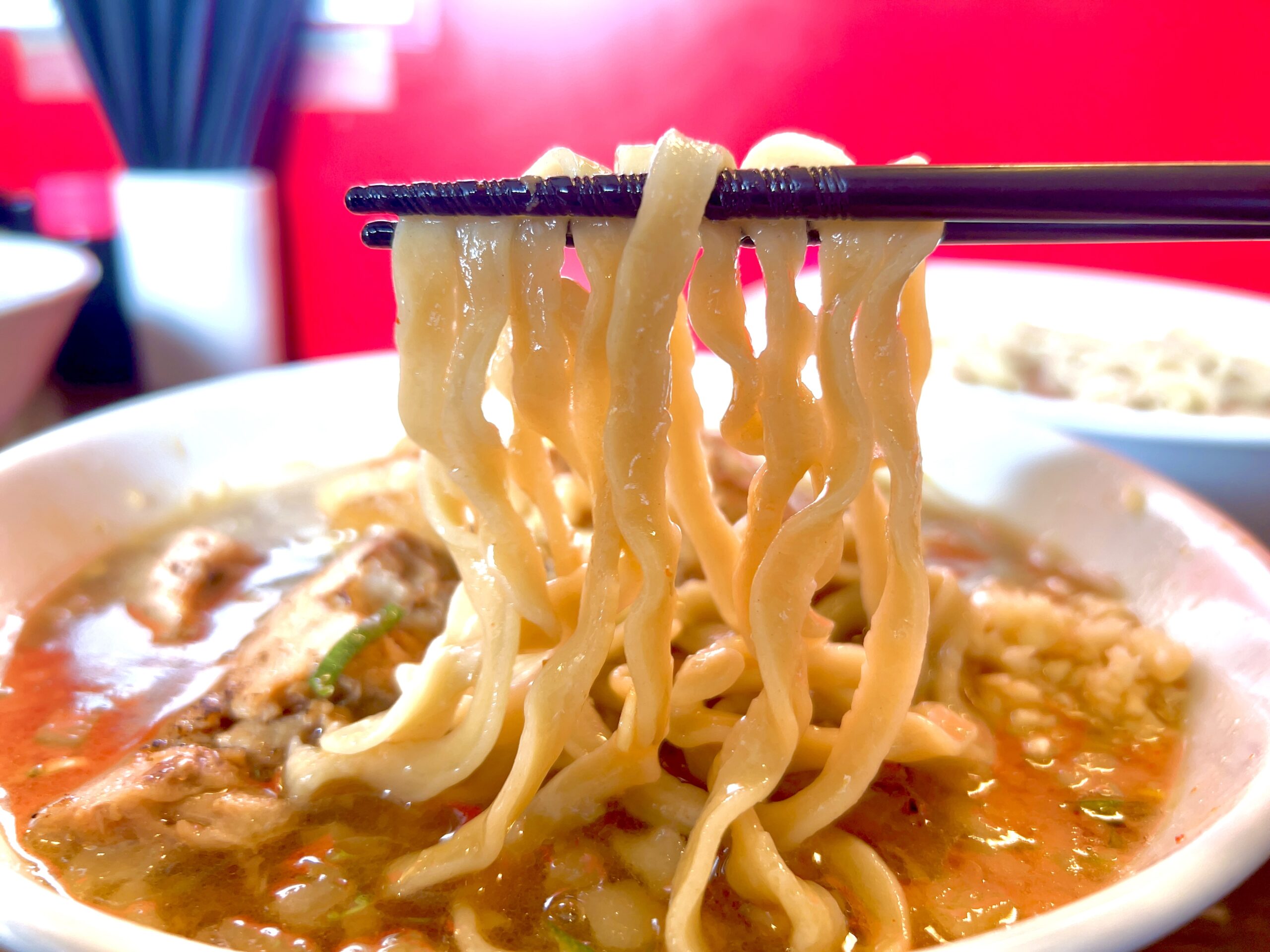 旨味の絡んだ麺でつけ汁をリフト