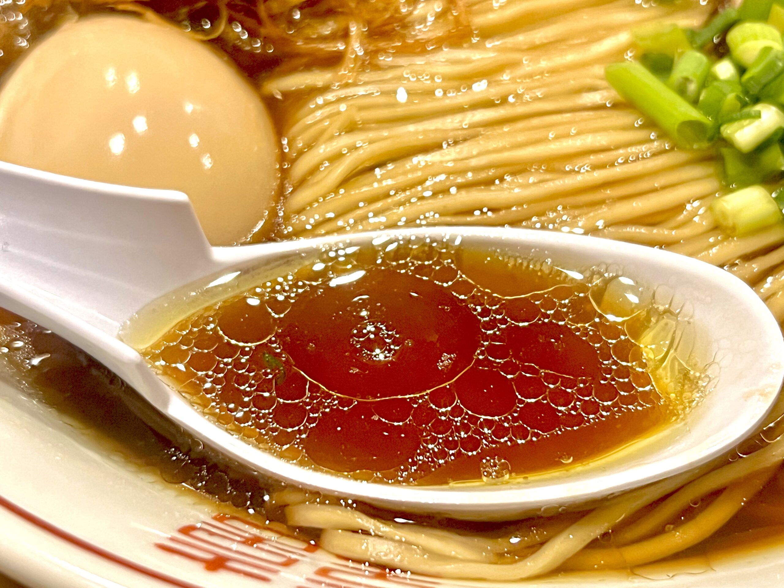 鶏醤油の香ばしくてコク深いスープ