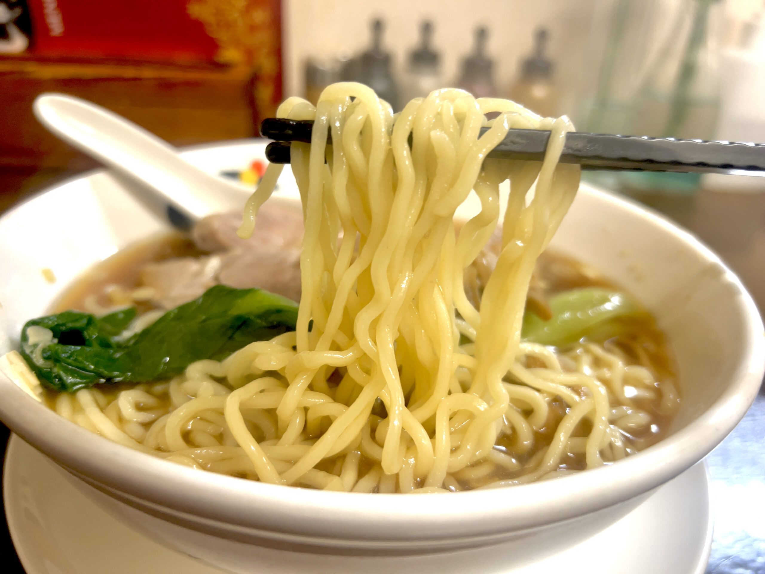 醤油スープに絡む中細麺