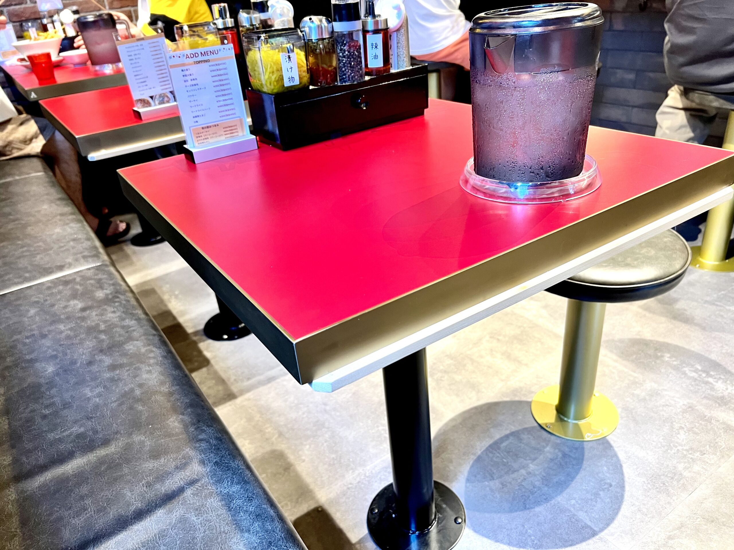 真っ赤なテーブル