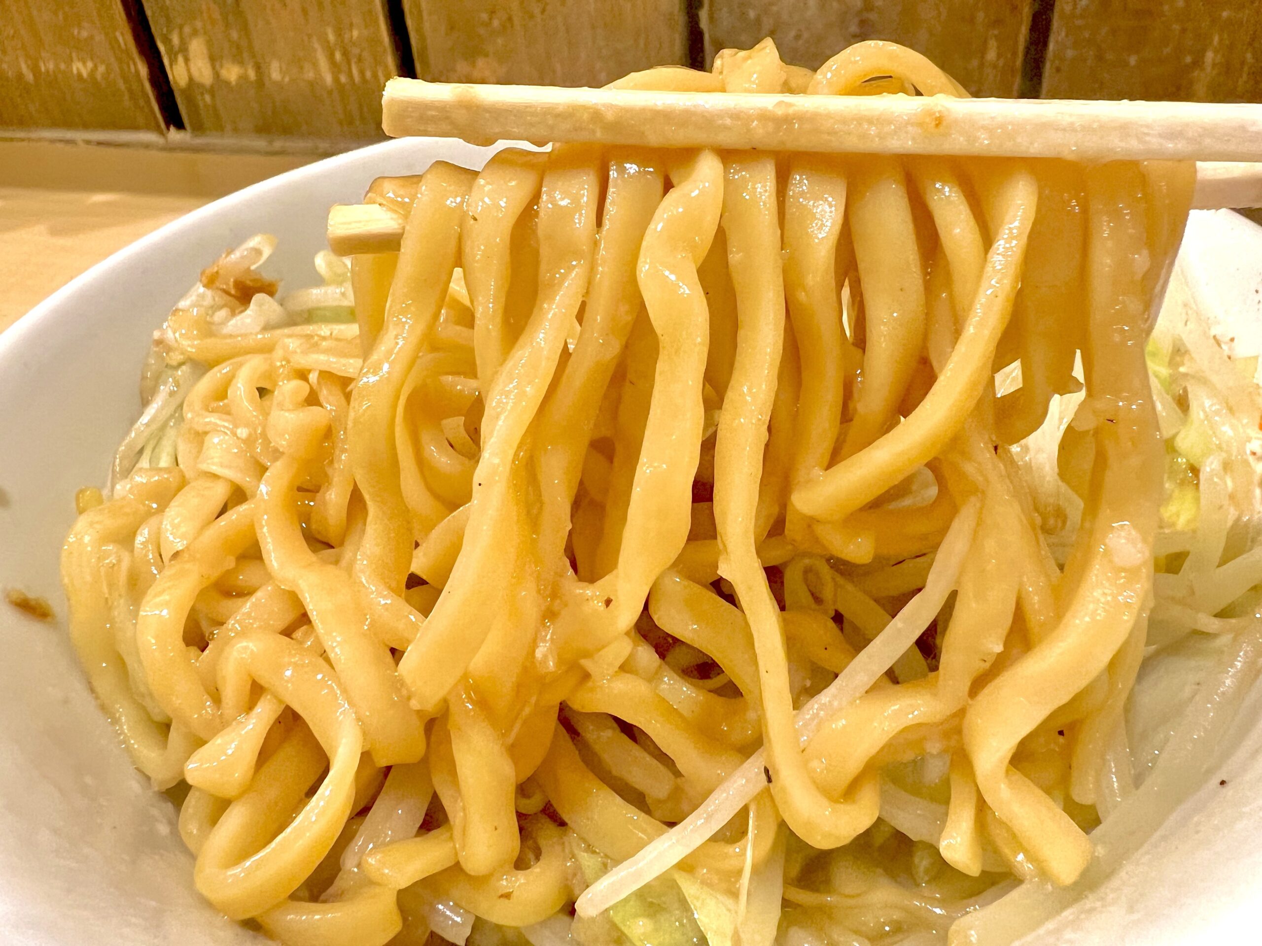 平打ち状の黄色い麺