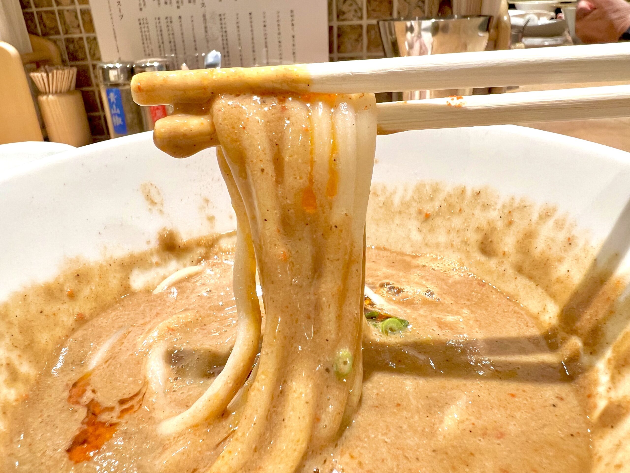 菅野製麺所の共同開発中太麺