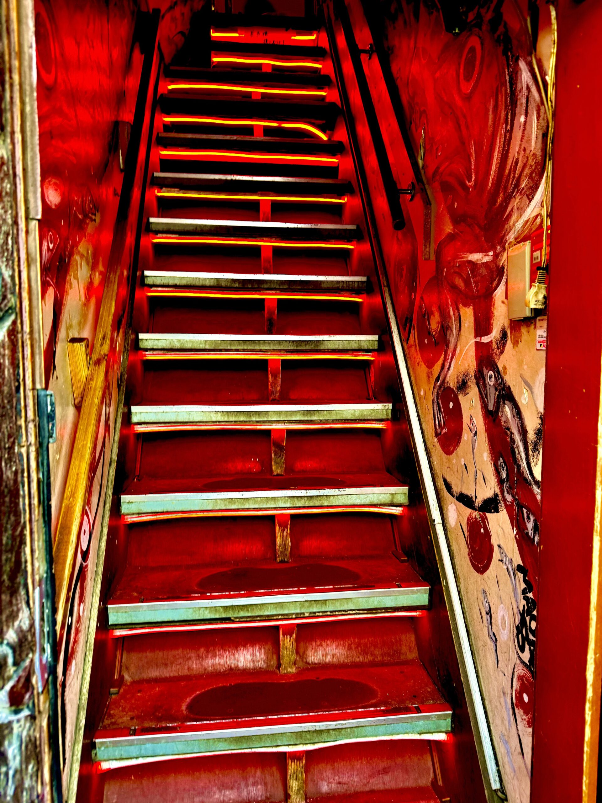 真っ赤な急階段