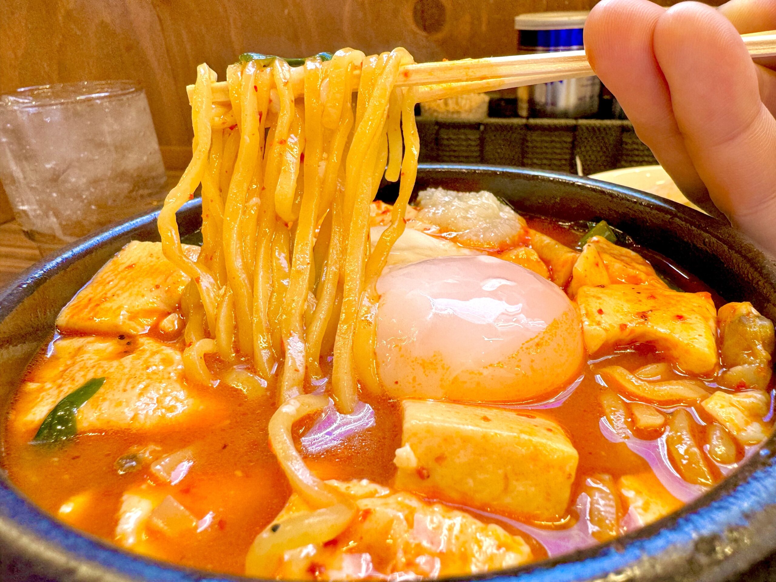 中太の麺とピリ辛スープの相性最高！