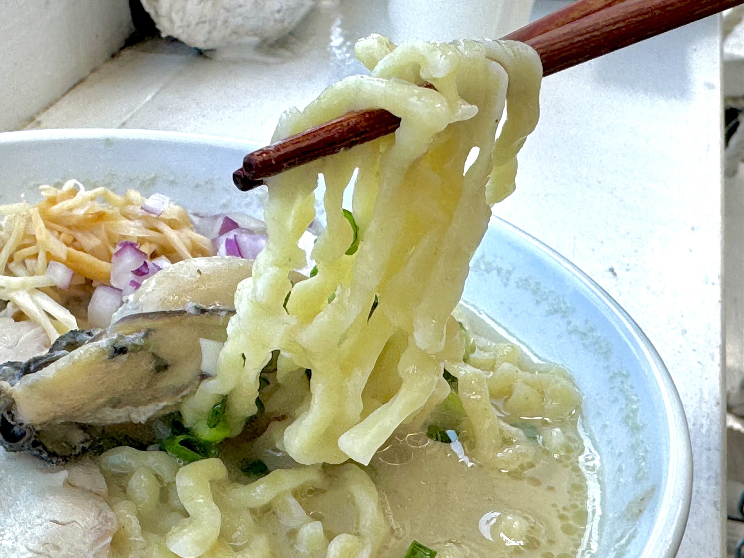 手揉みスタイルのモチモチ麺