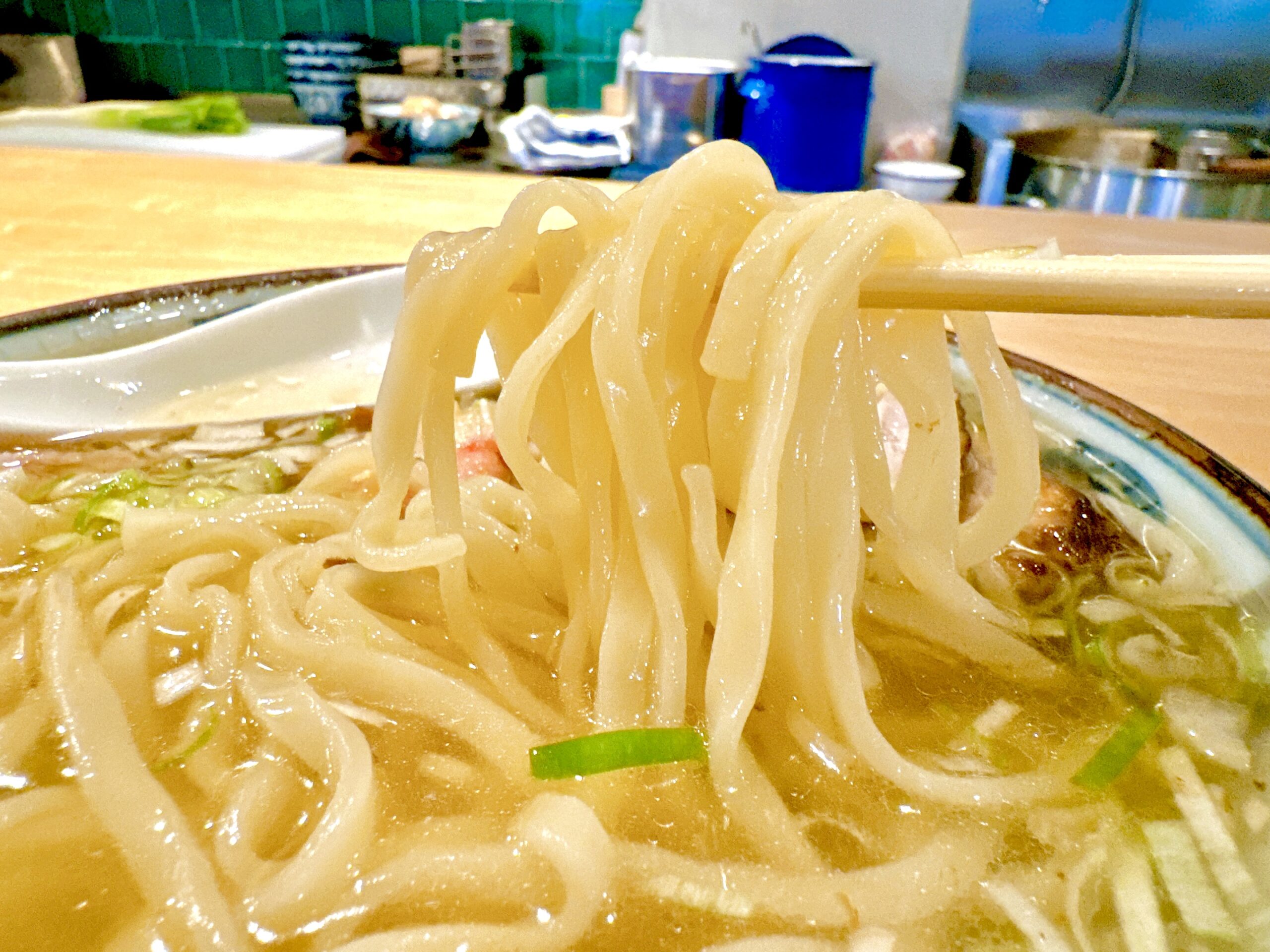 だるま製麺の中太平打ち麺