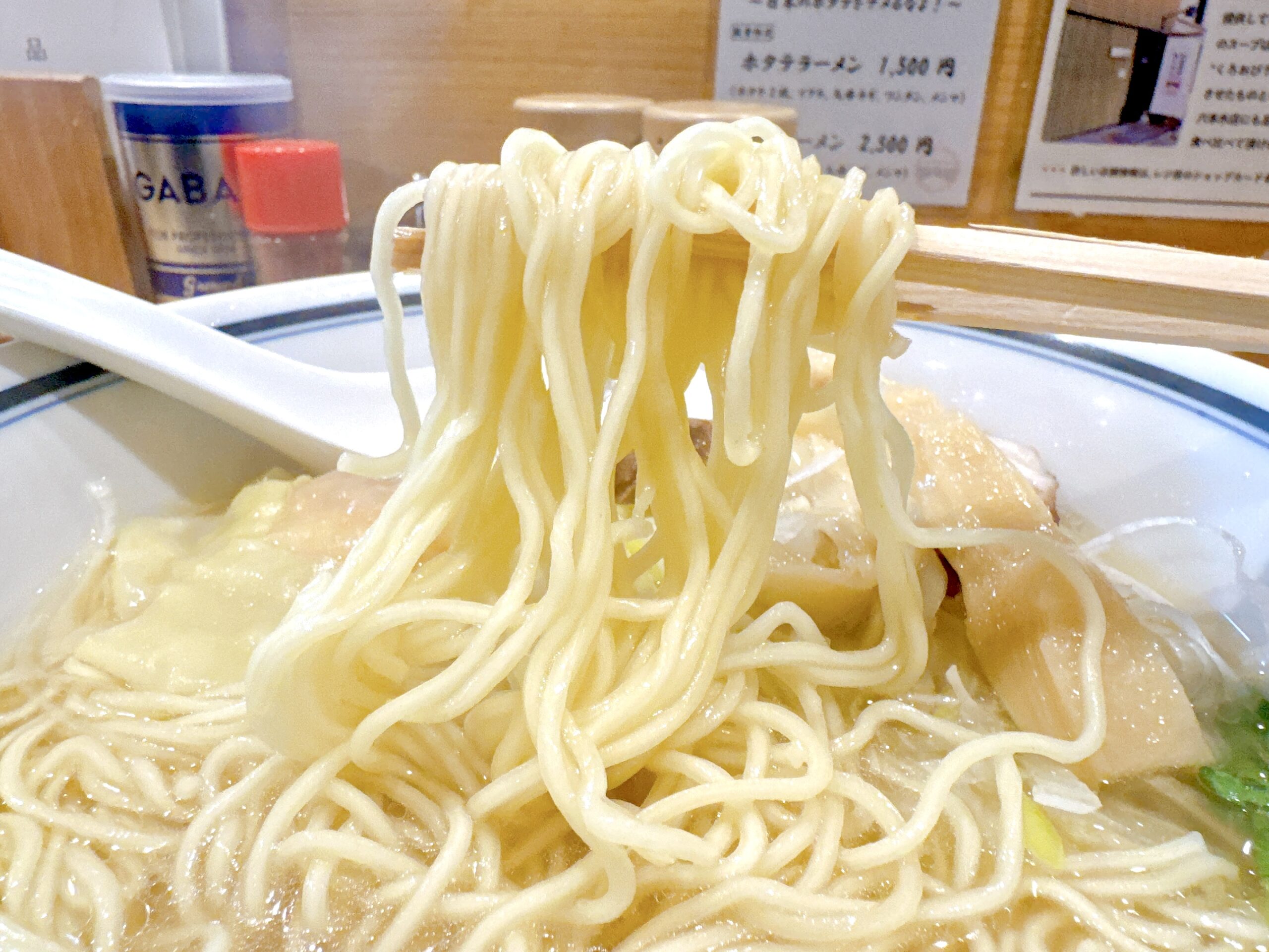 白色な細麺