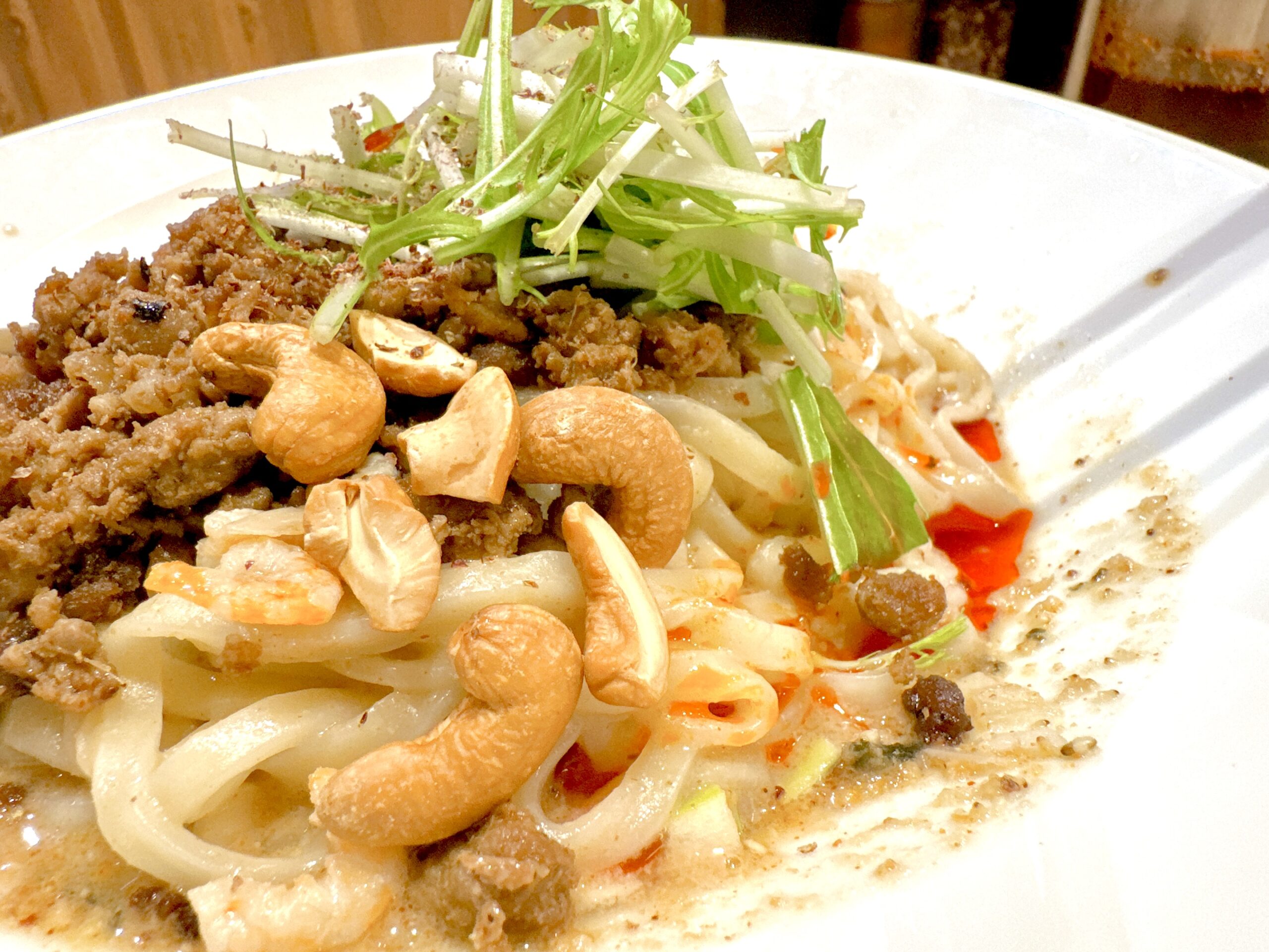 白い麺の部分と辣油のコントラスト