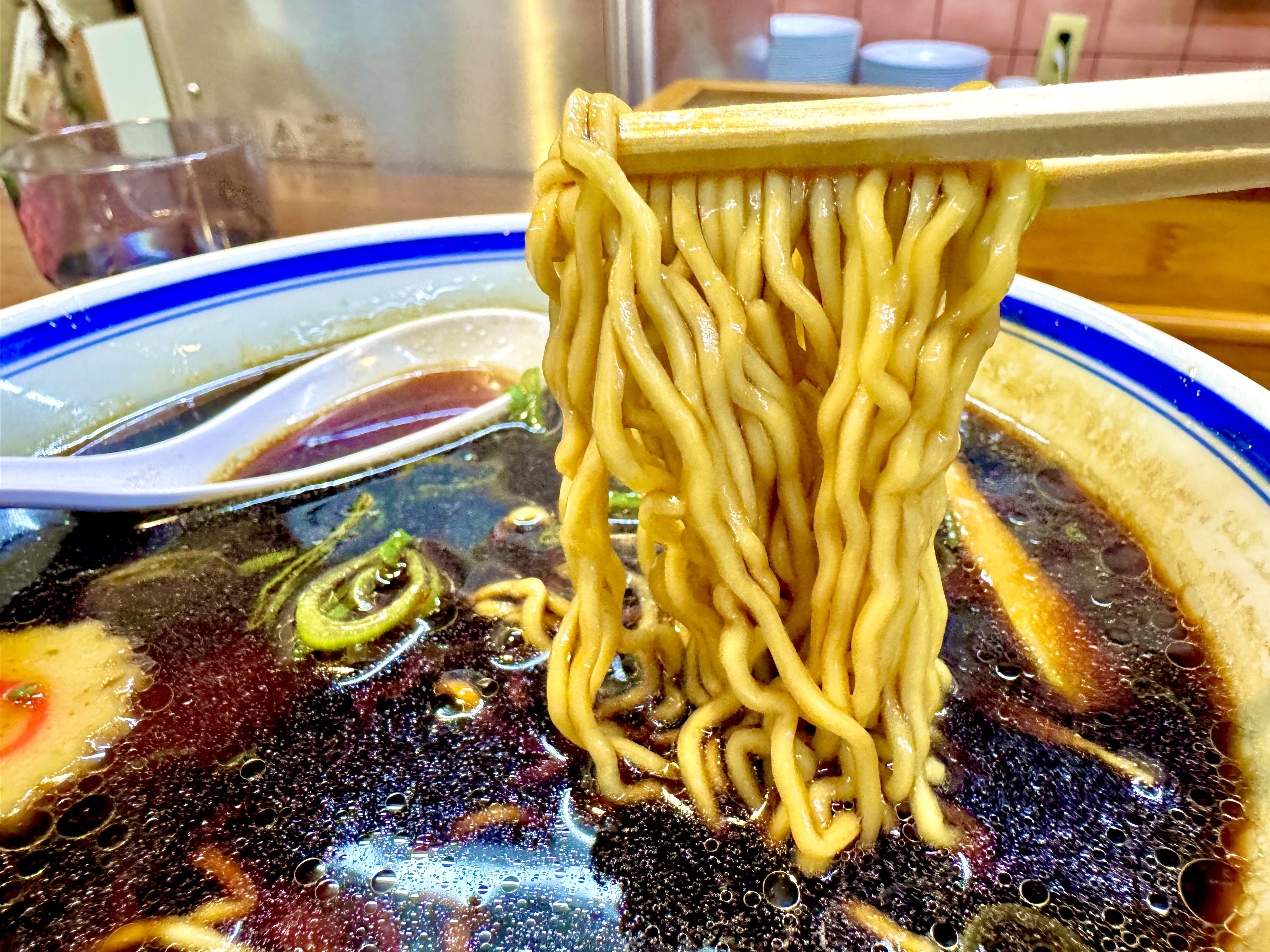 黒く色移りした麺