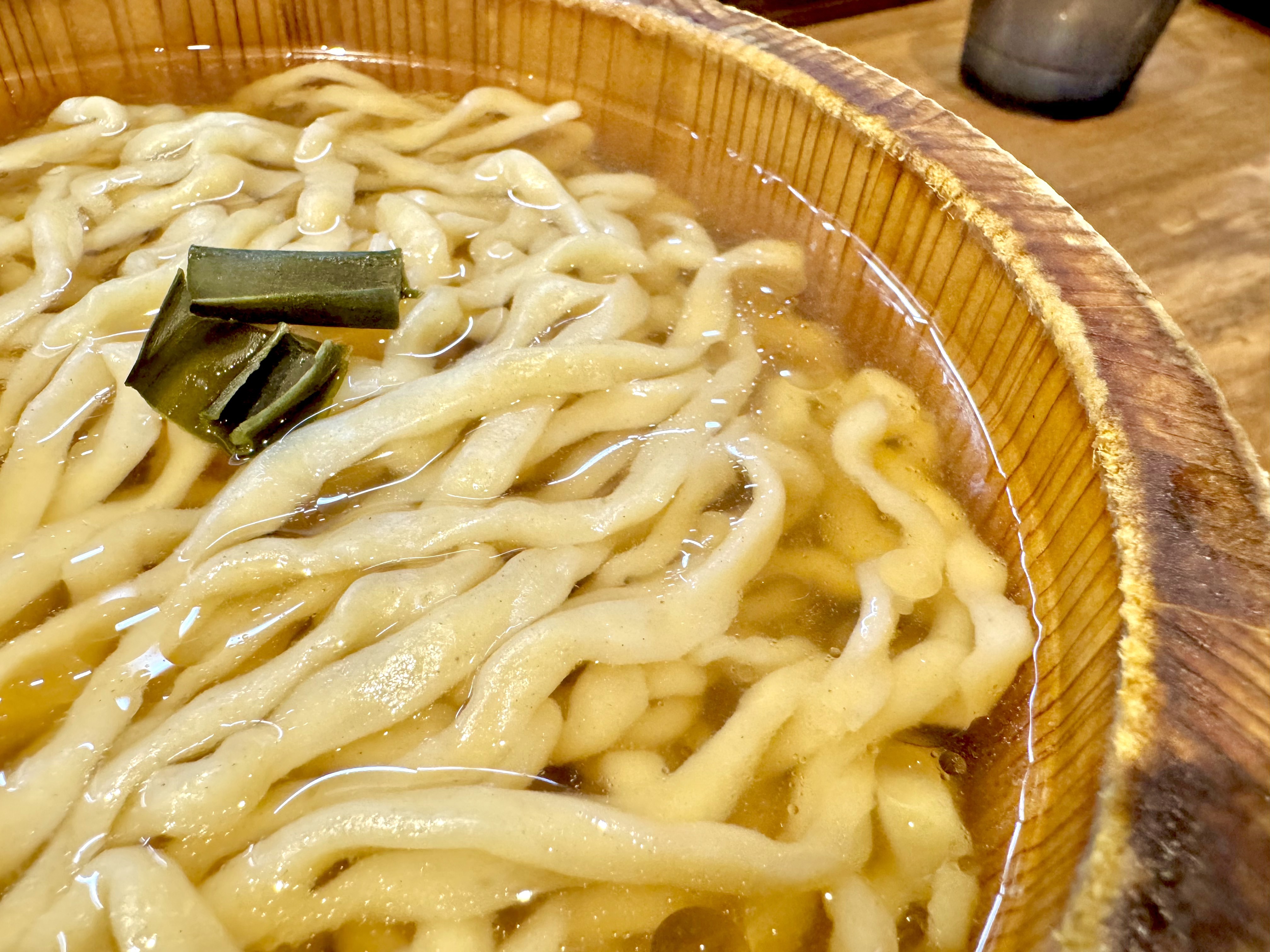 旨み感じる出汁に浸った麺