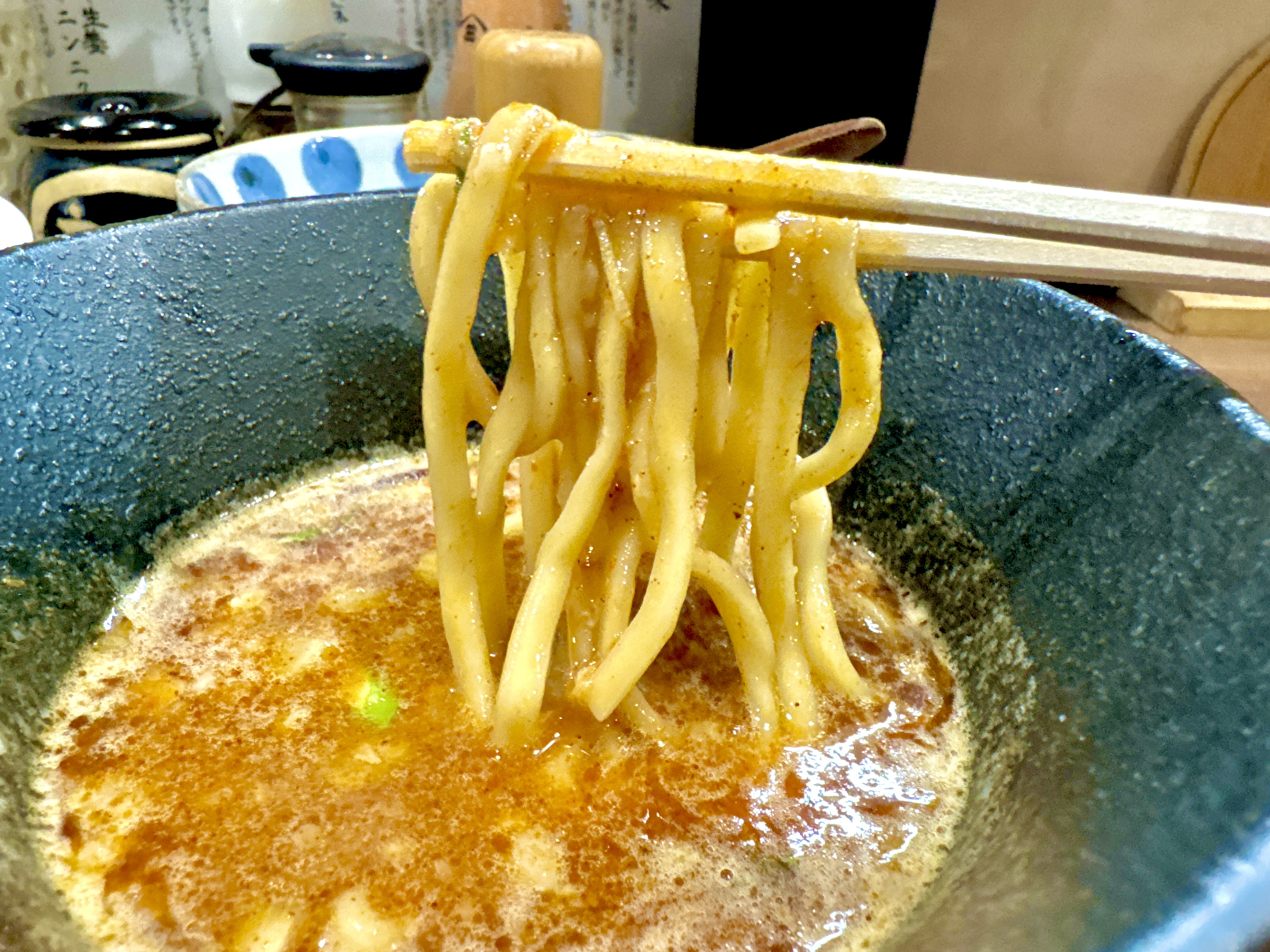 麺は艶やかな印象の太麺