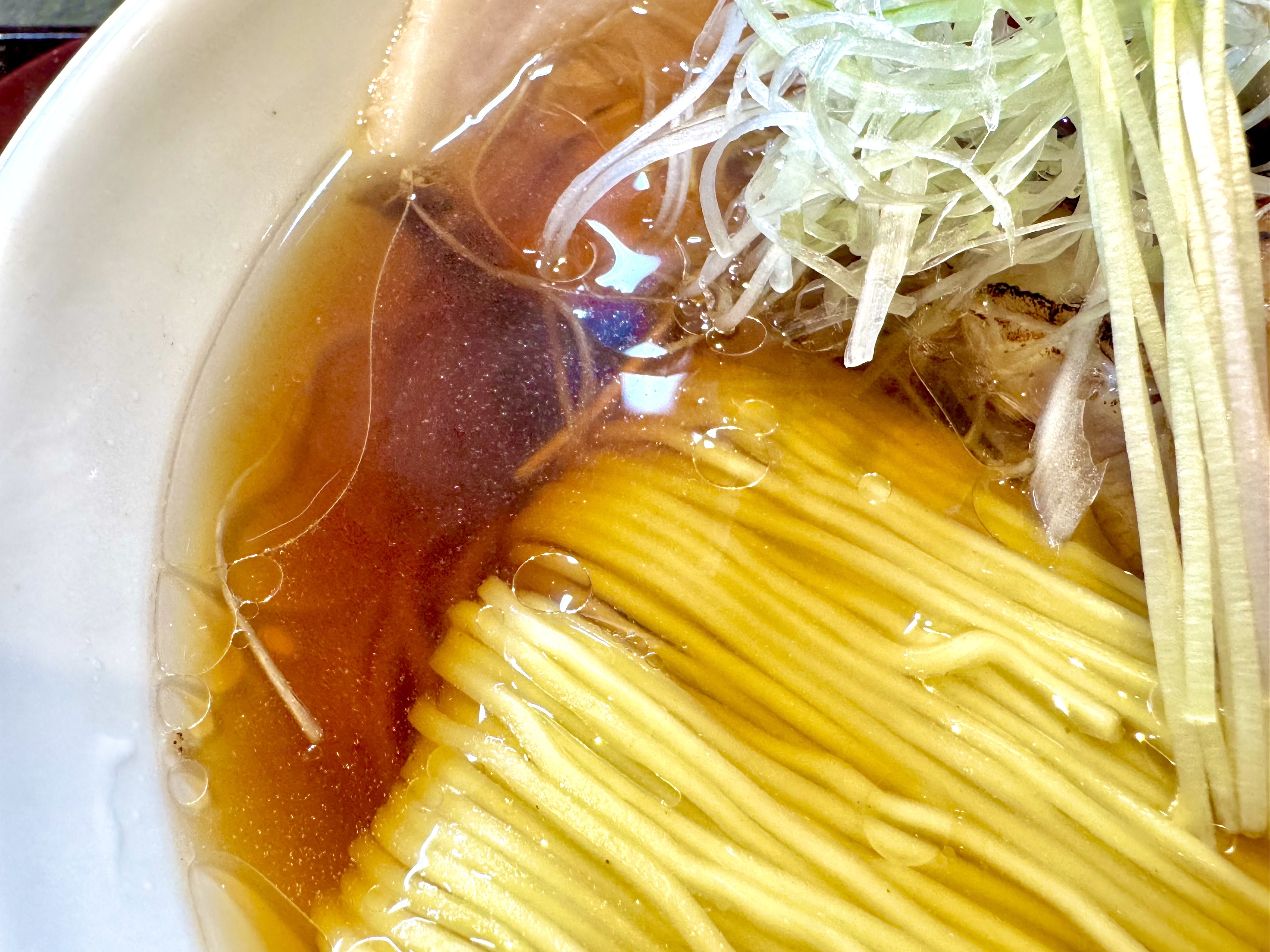 奥行きのある醤油スープ