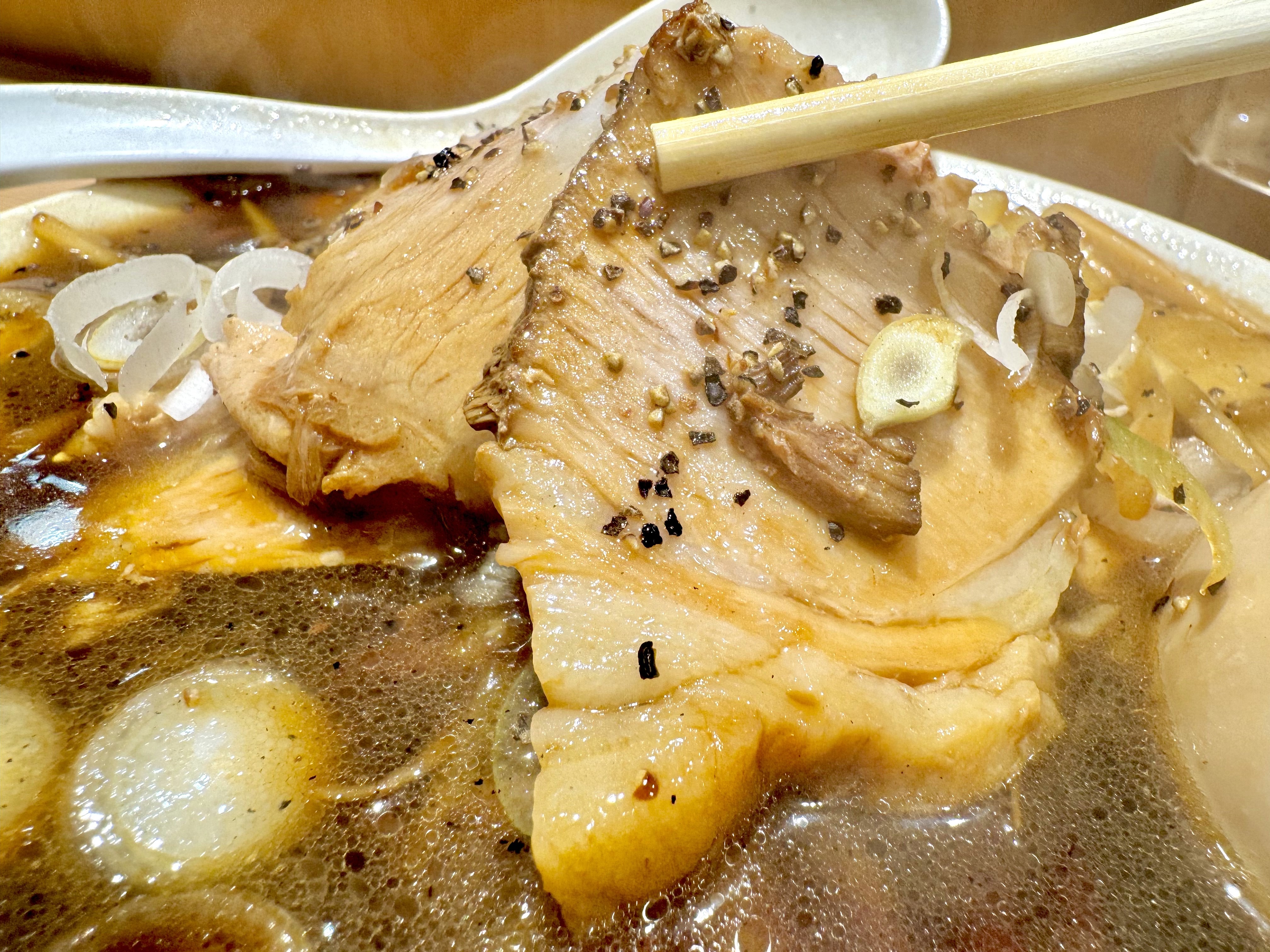 胡椒降りかかるチャーシュー
