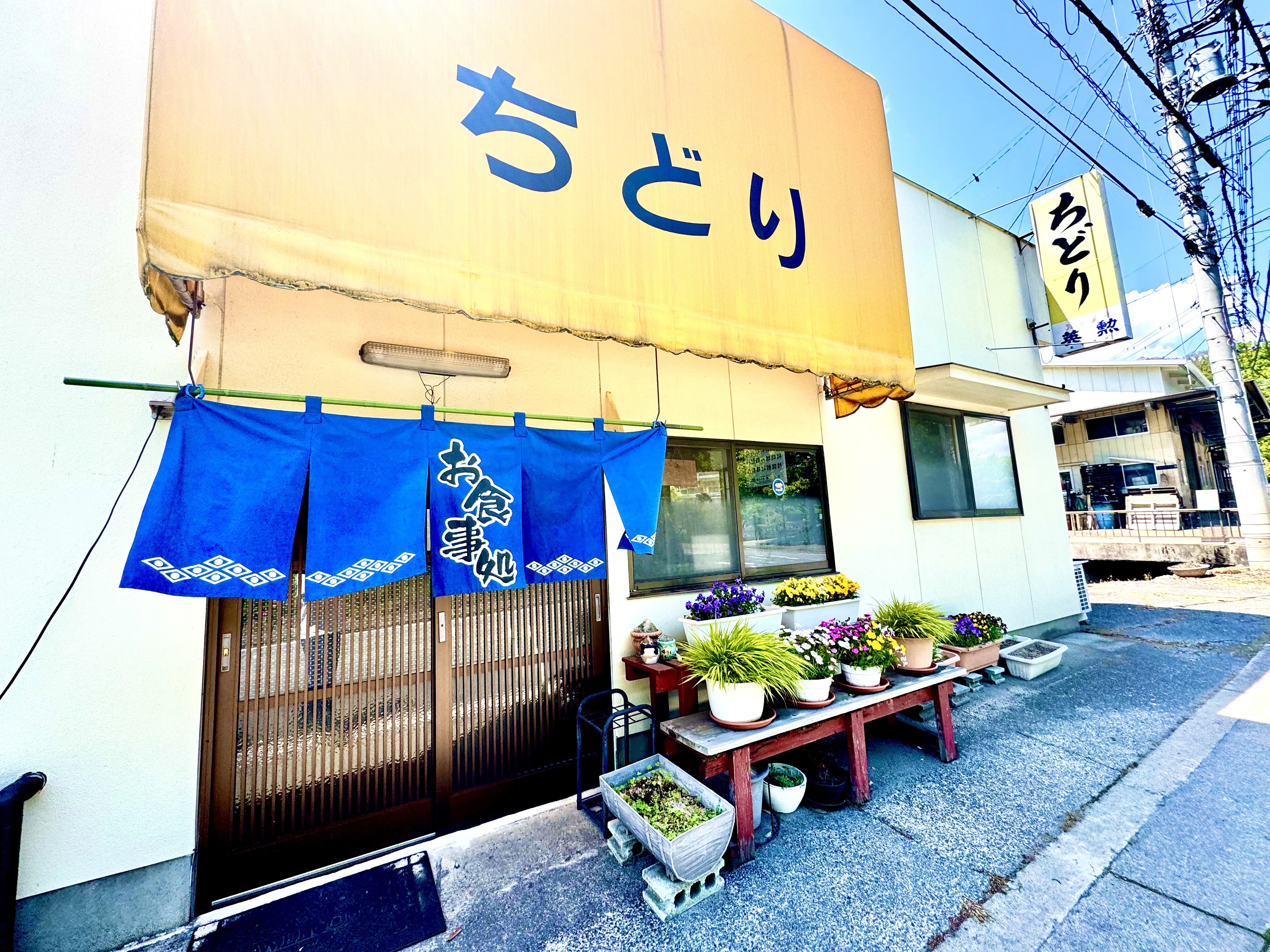 黄色の店の佇まい
