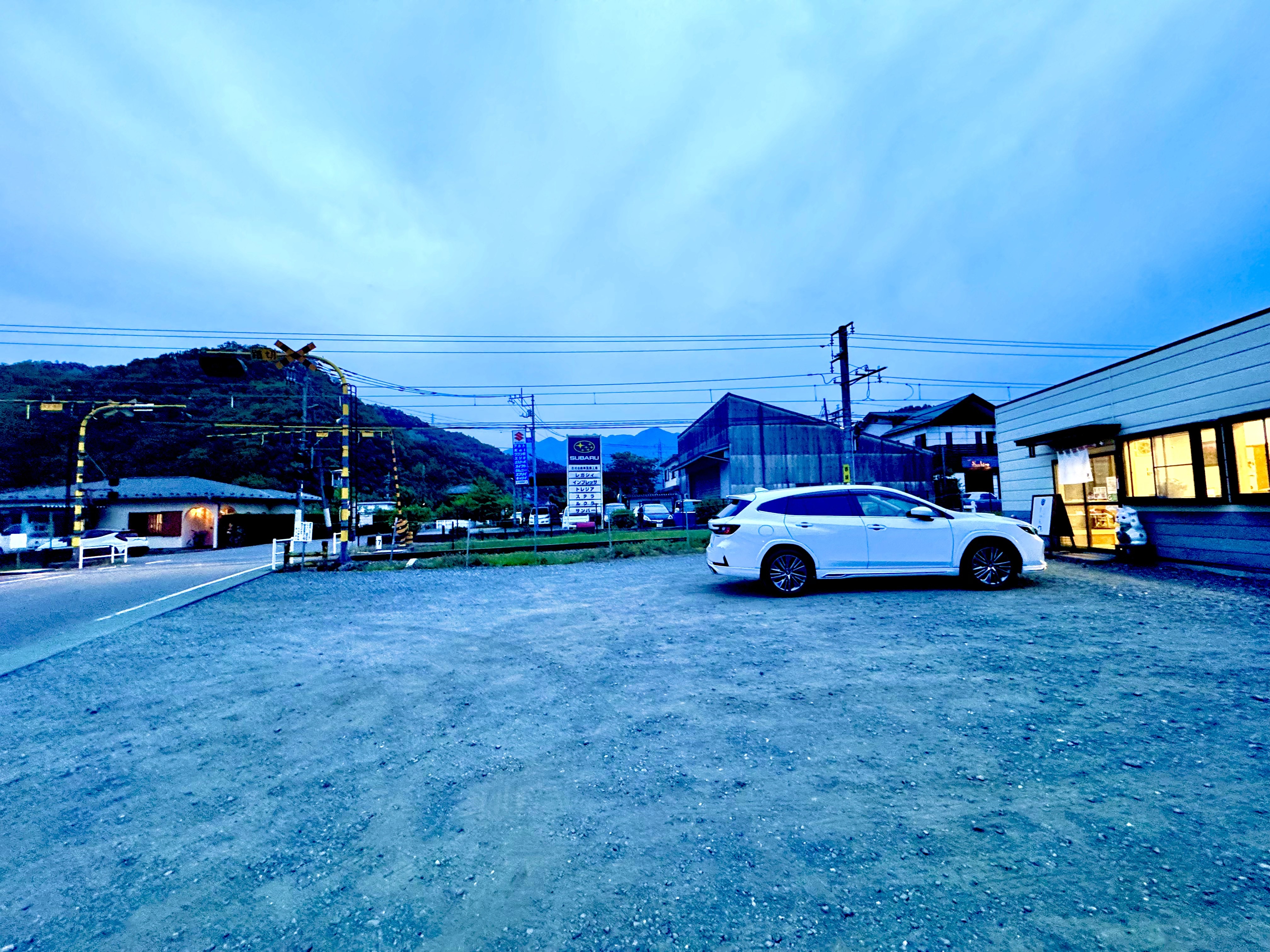 お店は線路沿い