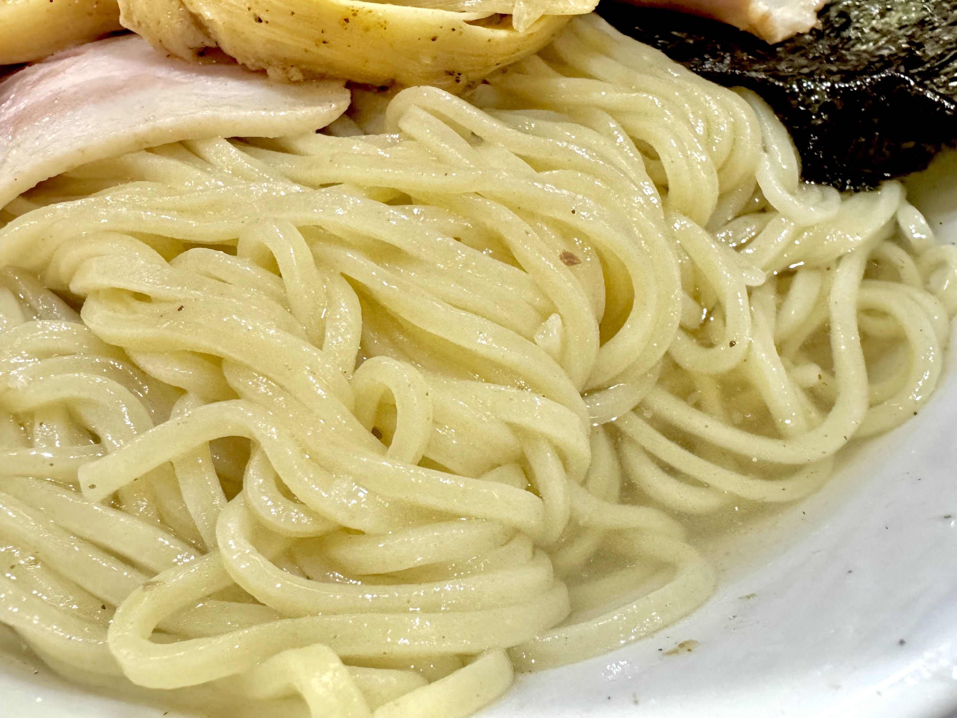 お出汁に浸かった麺