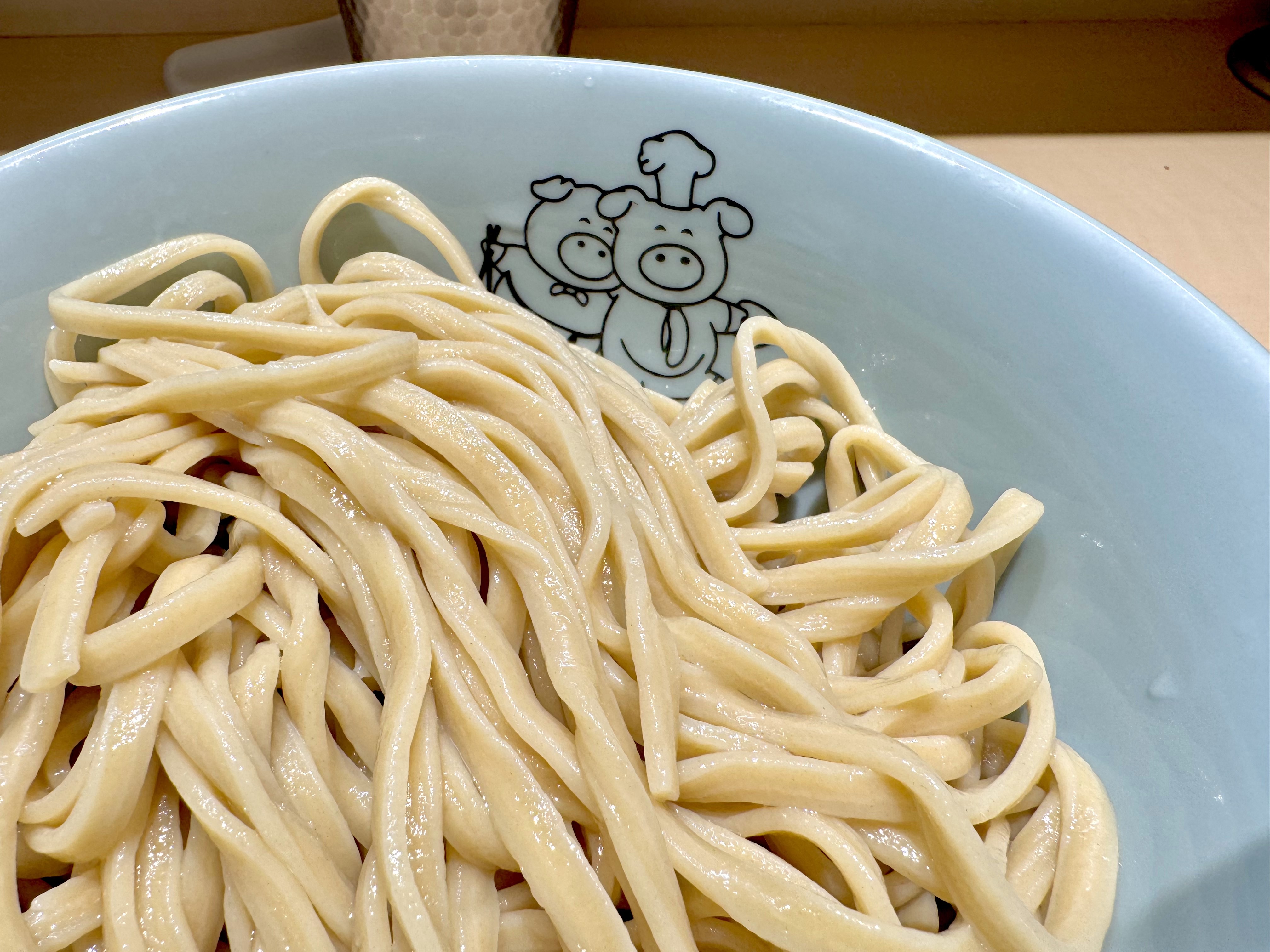 平打ち状の太麺