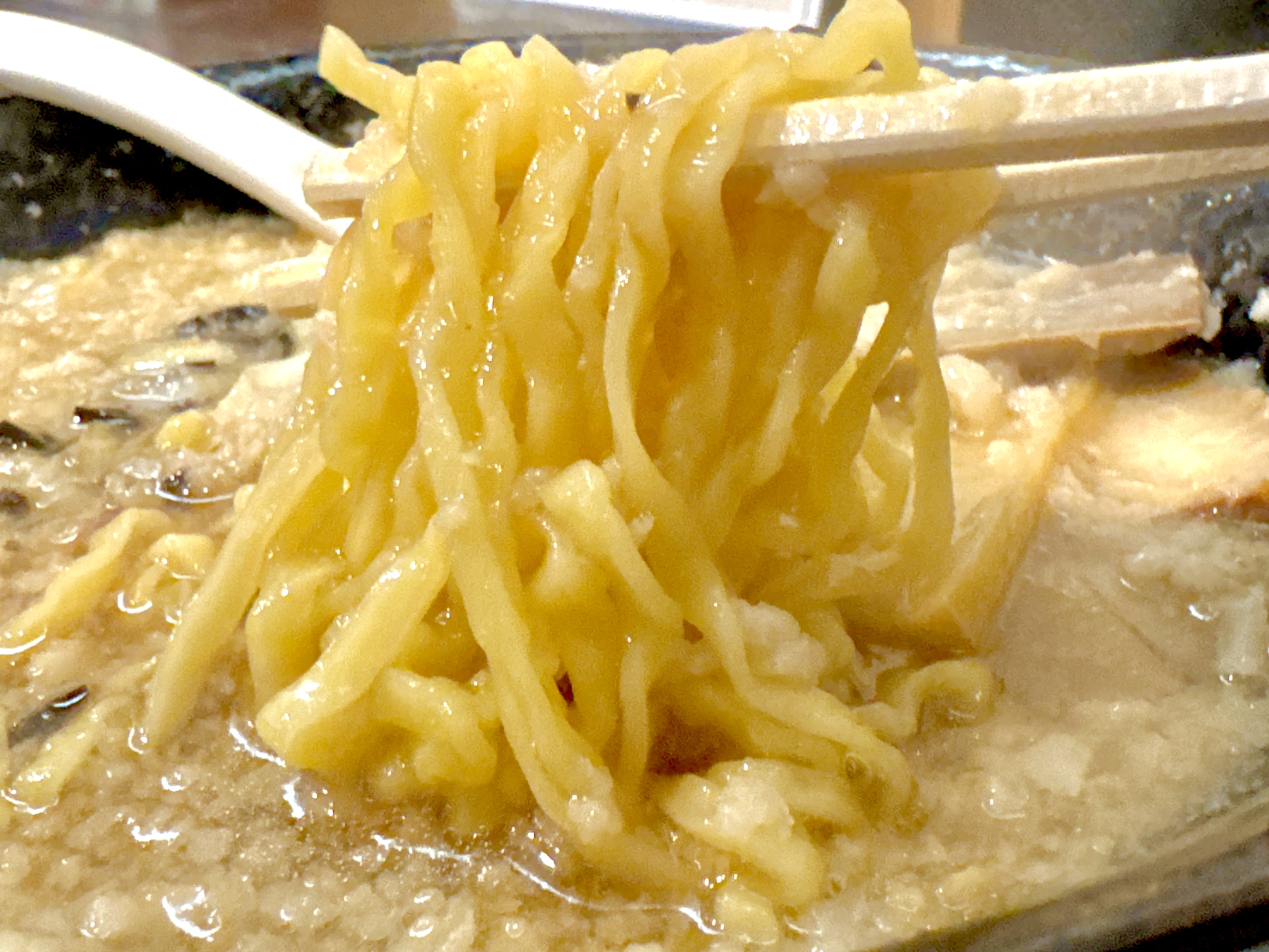 中細の平打ちウェーブ麺