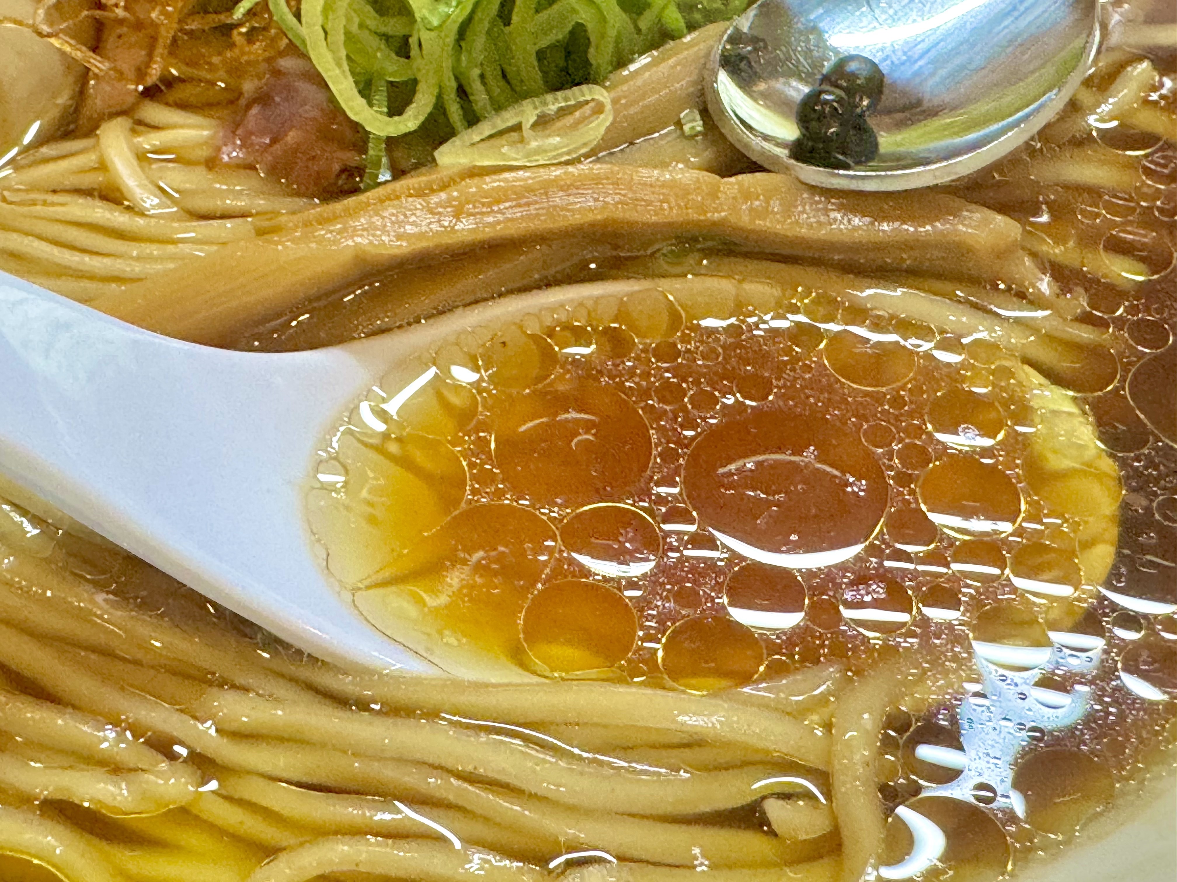 鶏感のある醤油スープ