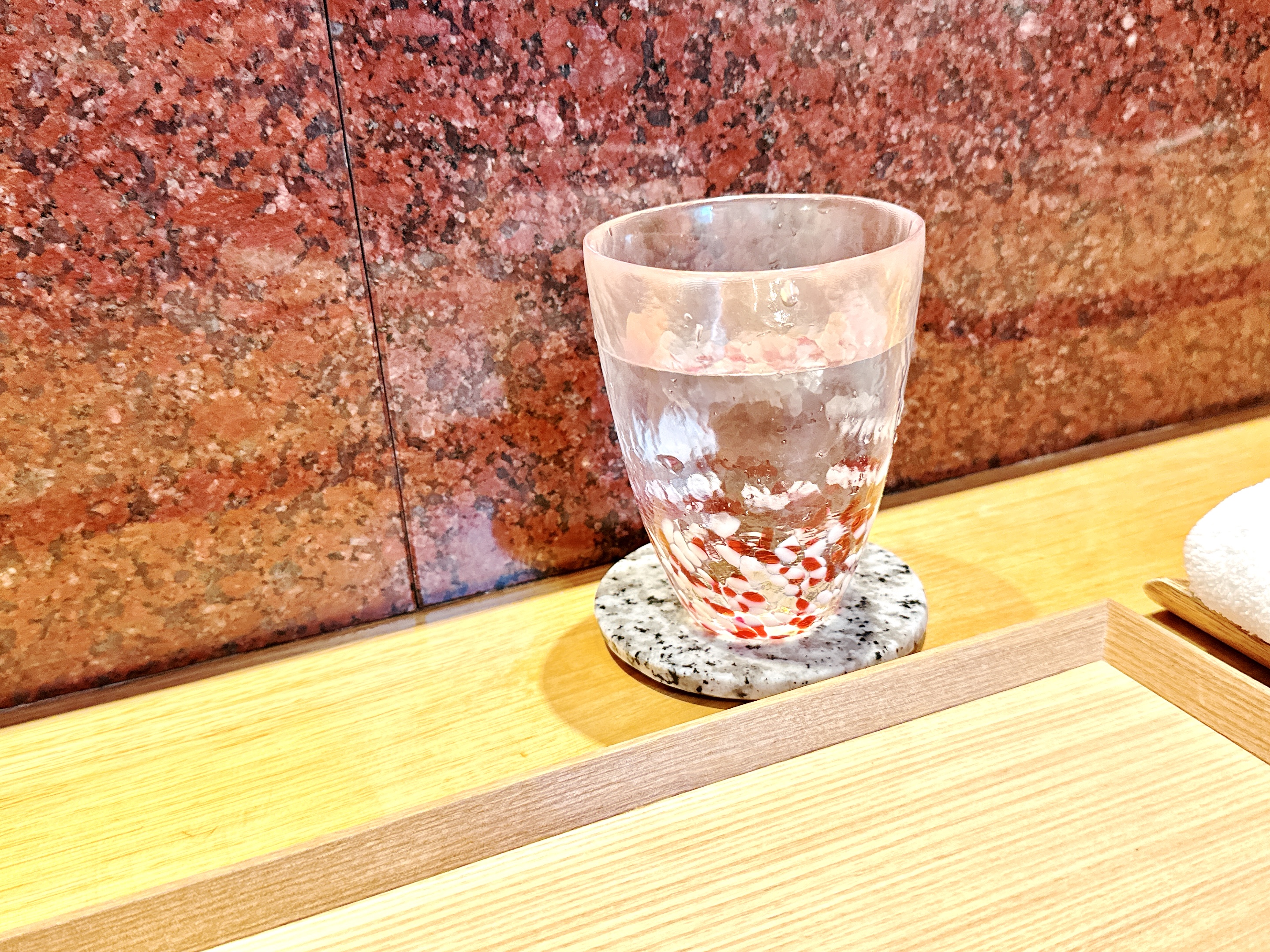 氷がまんまるにカットされている水