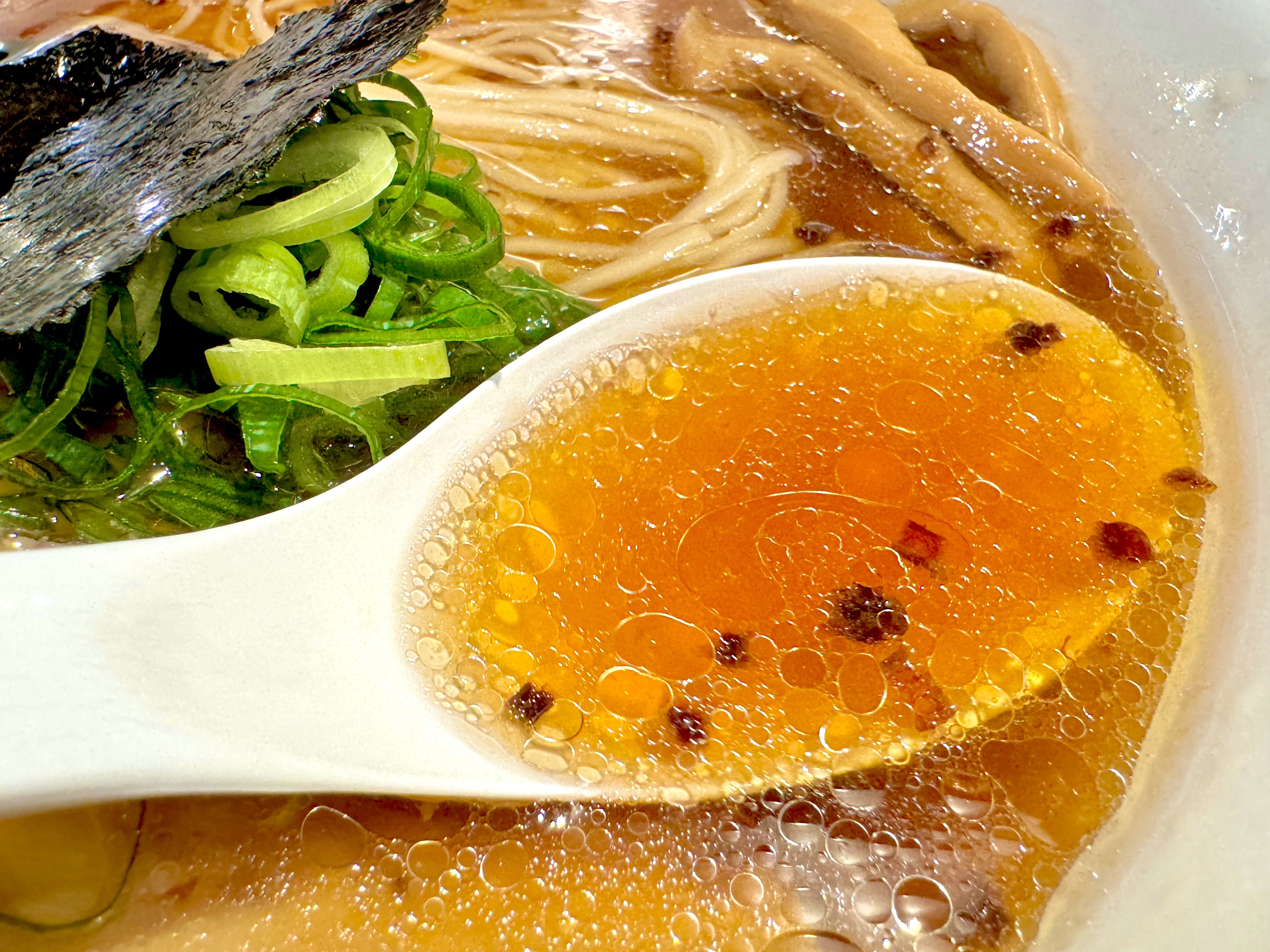 スープは不思議な旨さ