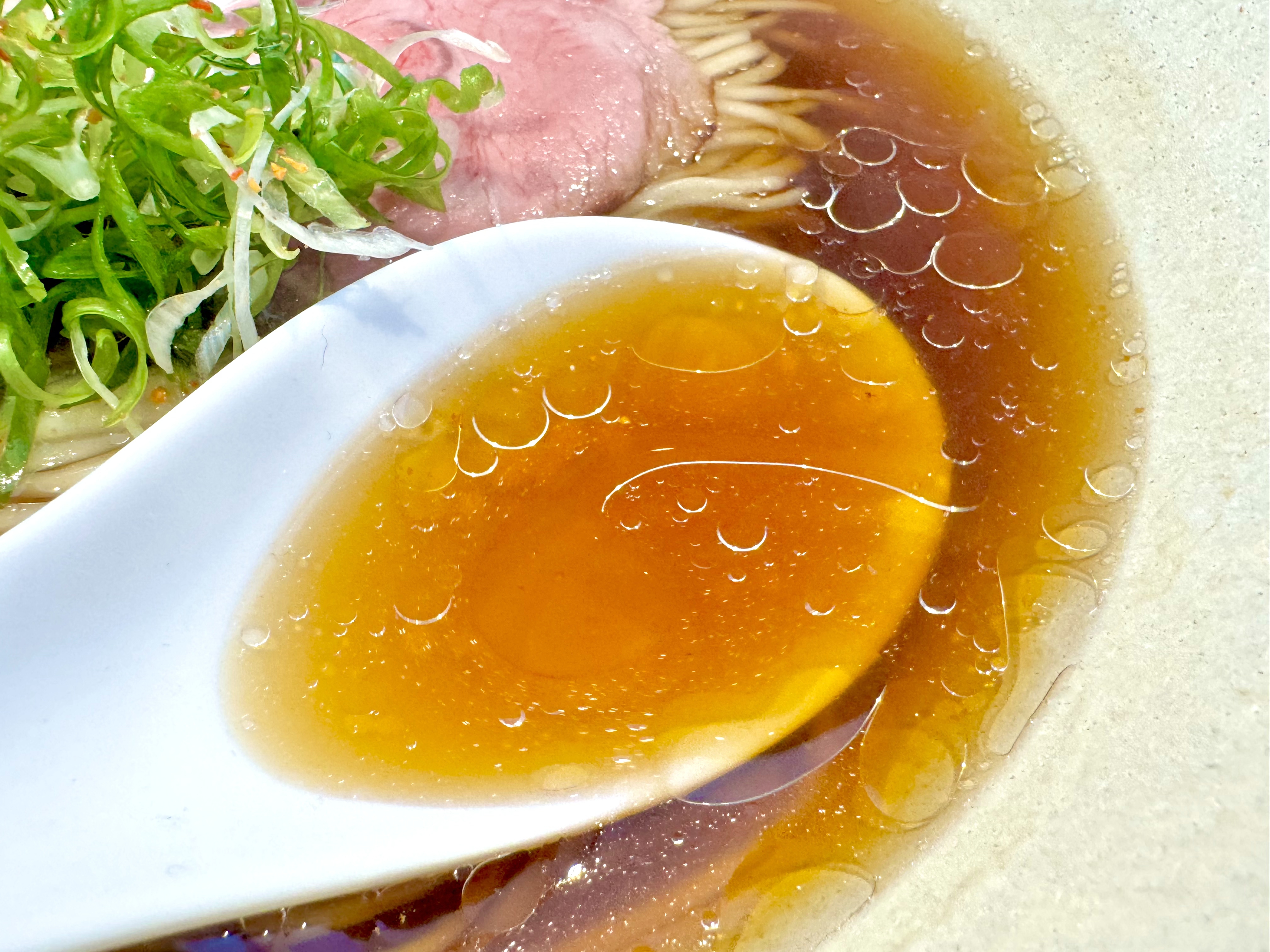 スープは醤油の香りが豊か