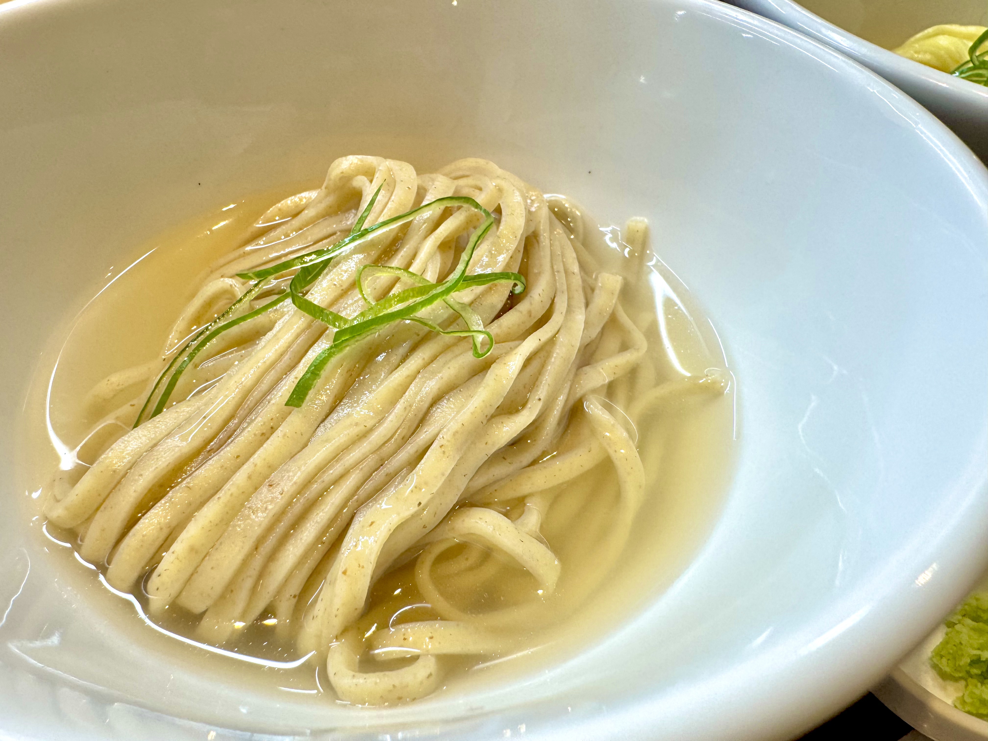 鯛出汁には平打ち太麺