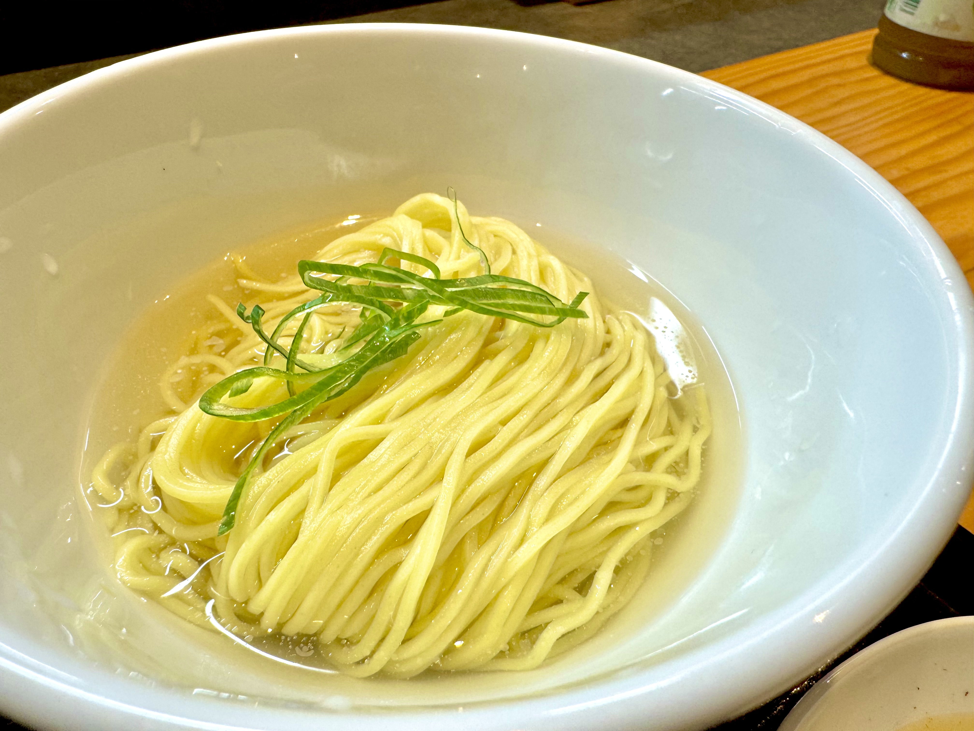 鶏出汁のスープと細麺