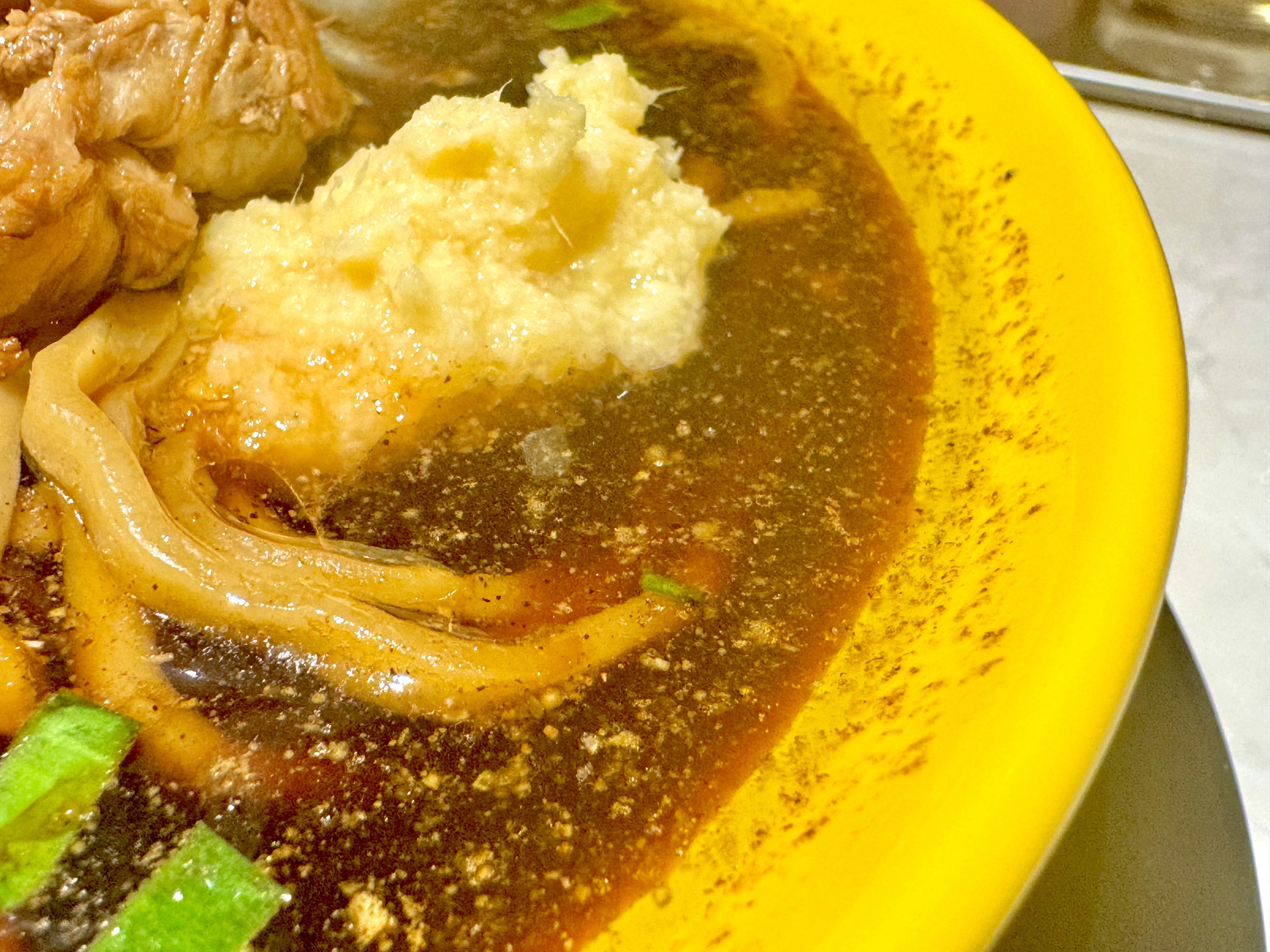 漆黒の醤油スープ