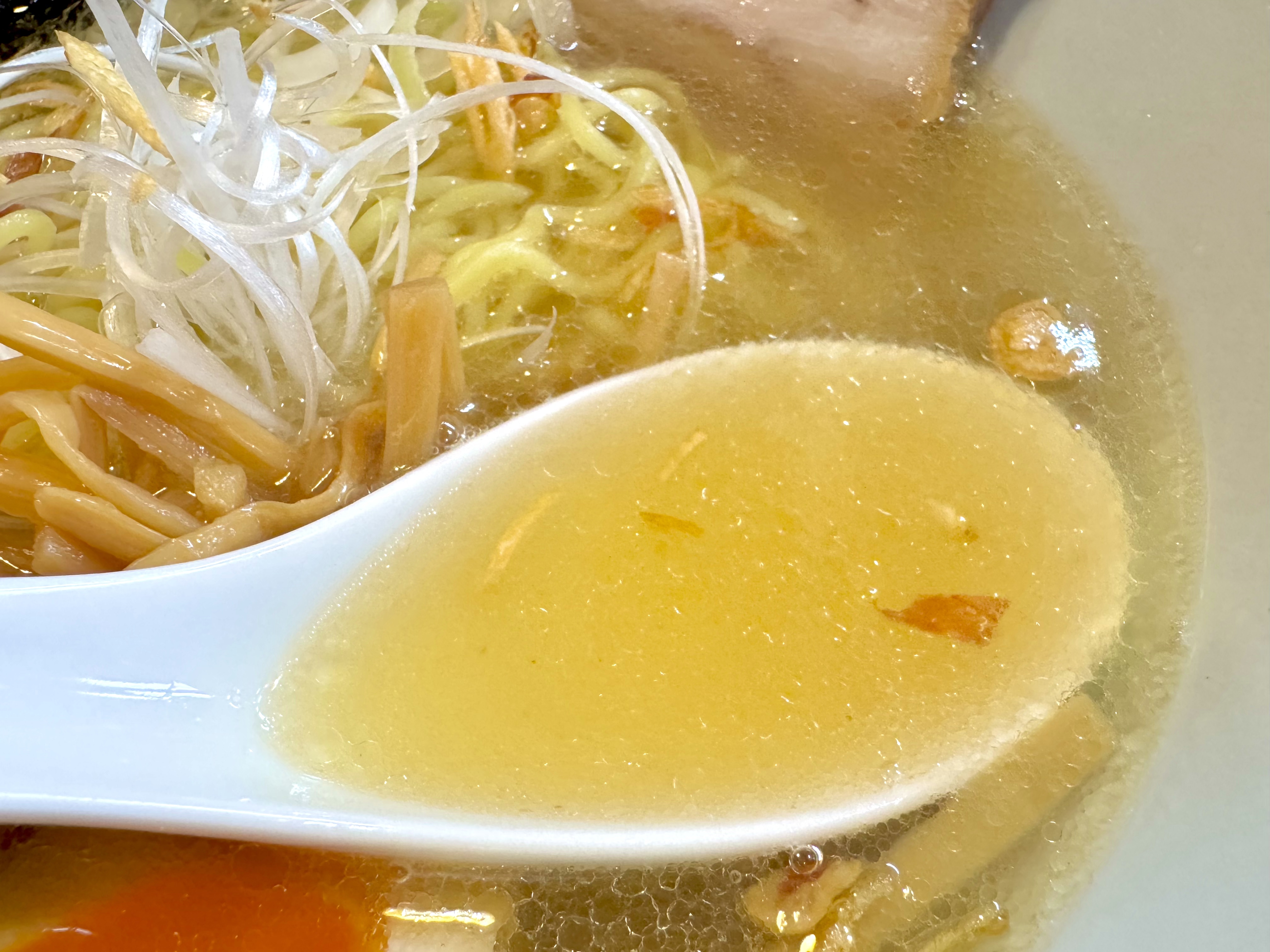 塩みが立った清湯スープ