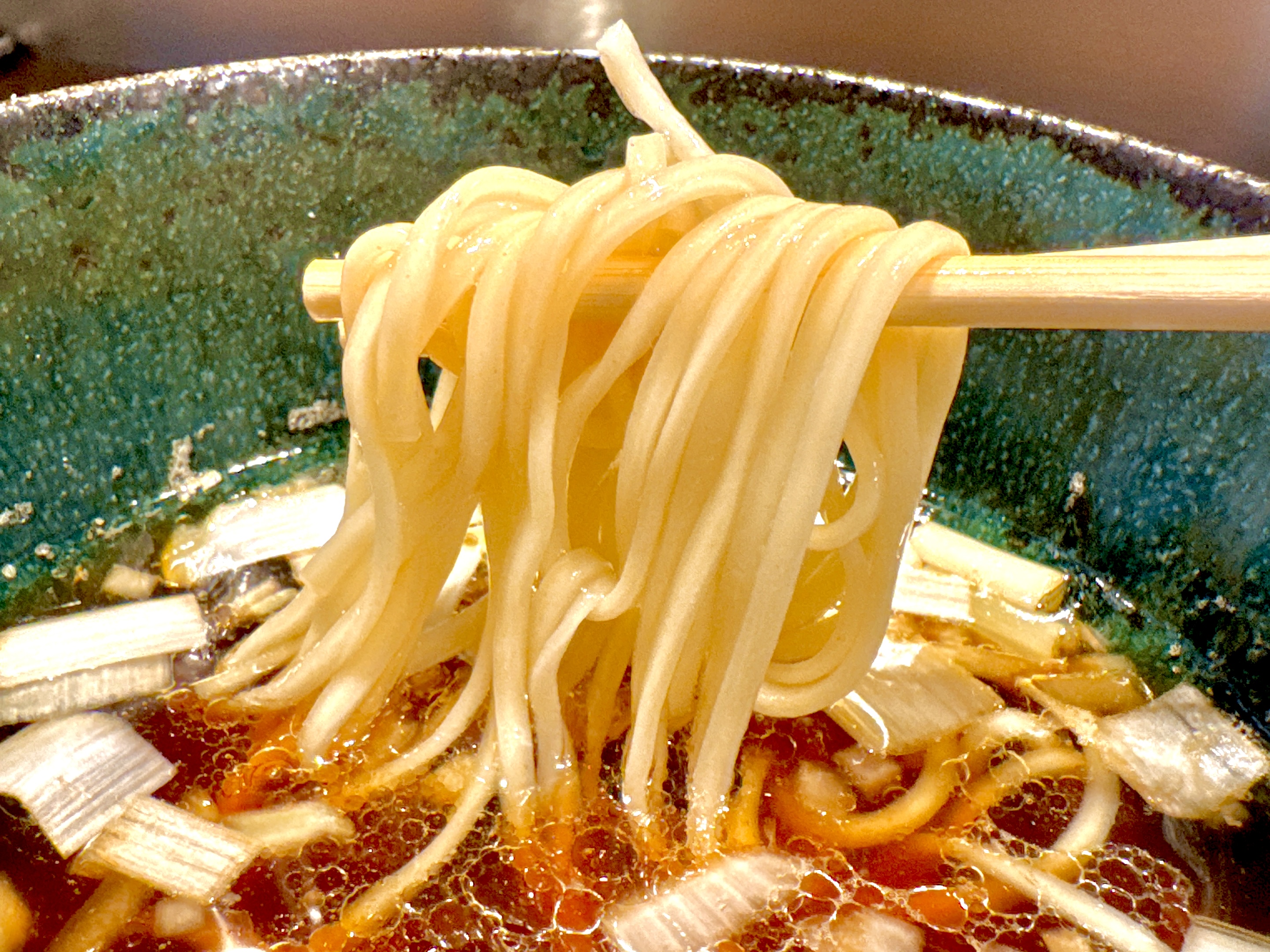 鶏の旨みが顕著に表れるつけ汁