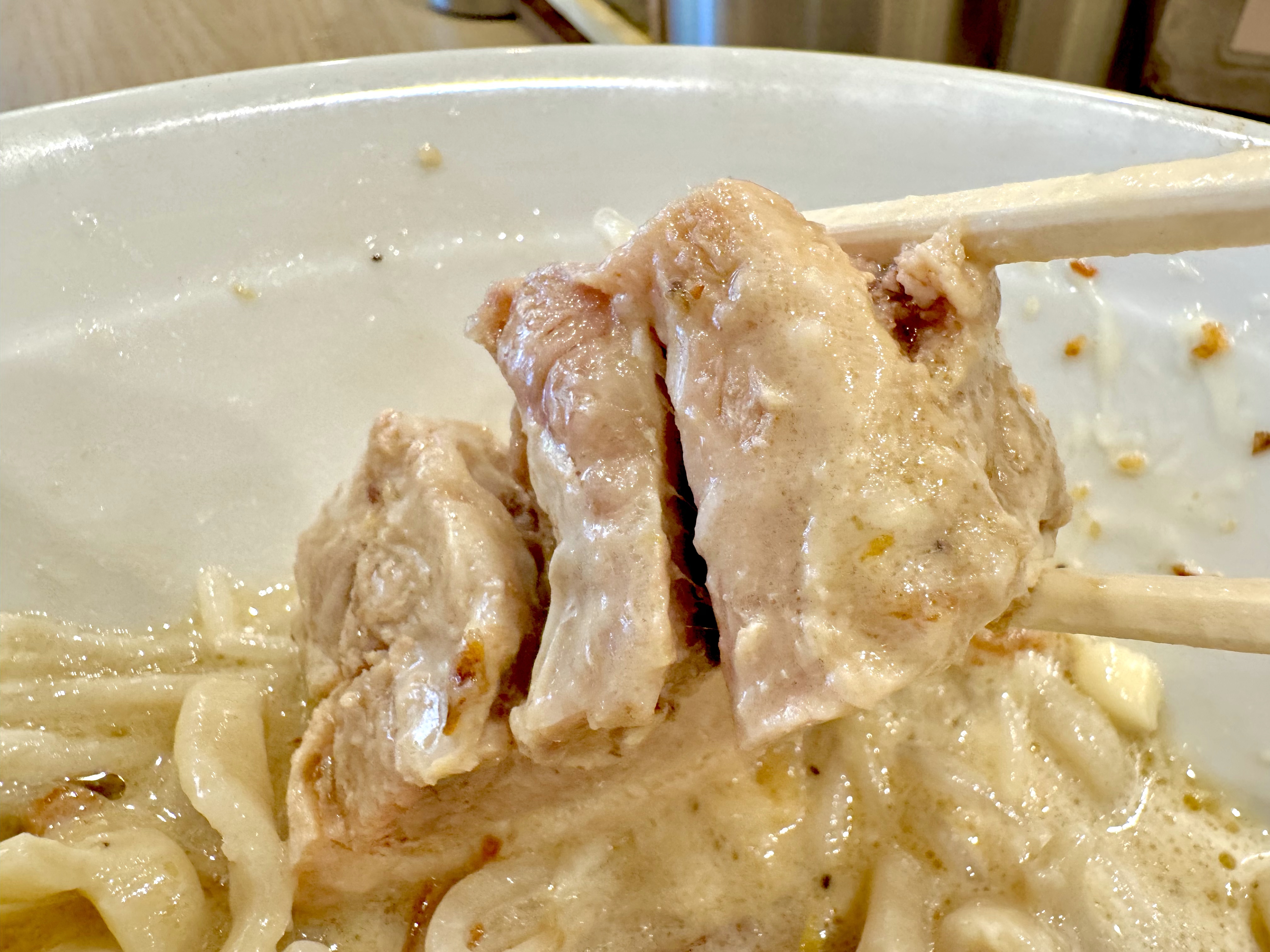 タレと絡ませながら食べる