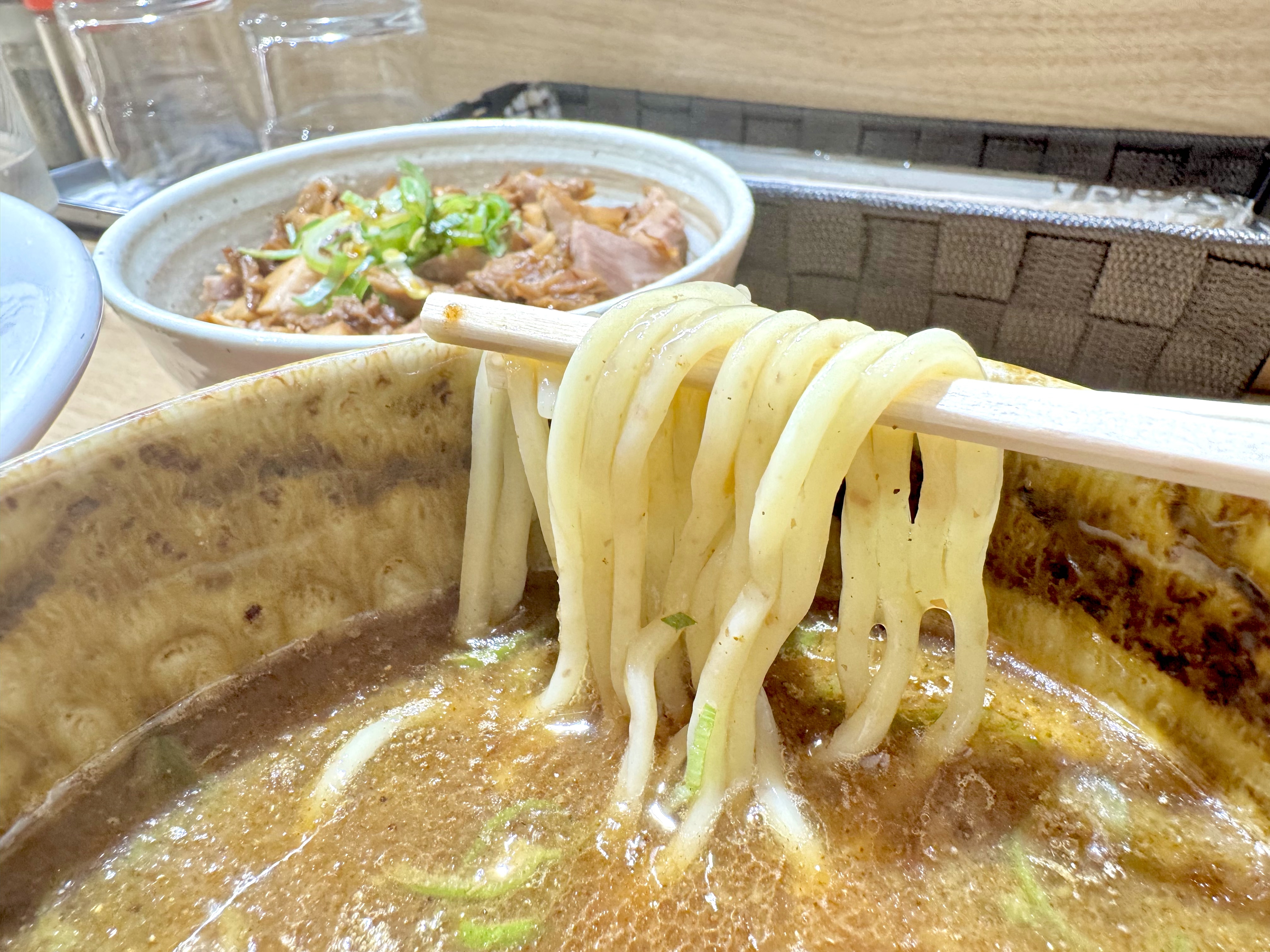 魚介タレに浸けた麺をリフト