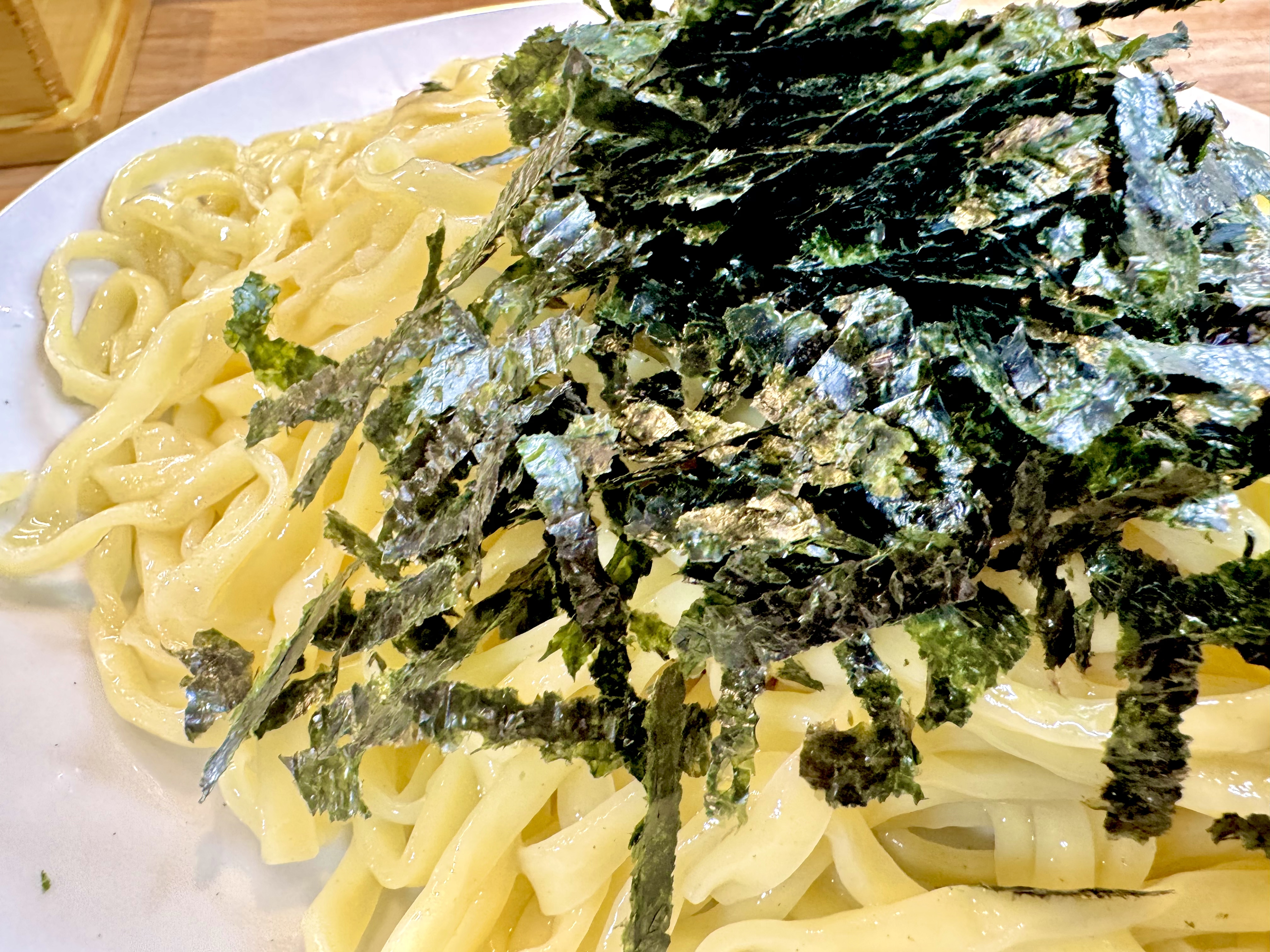平打ちの瑞々しい麺