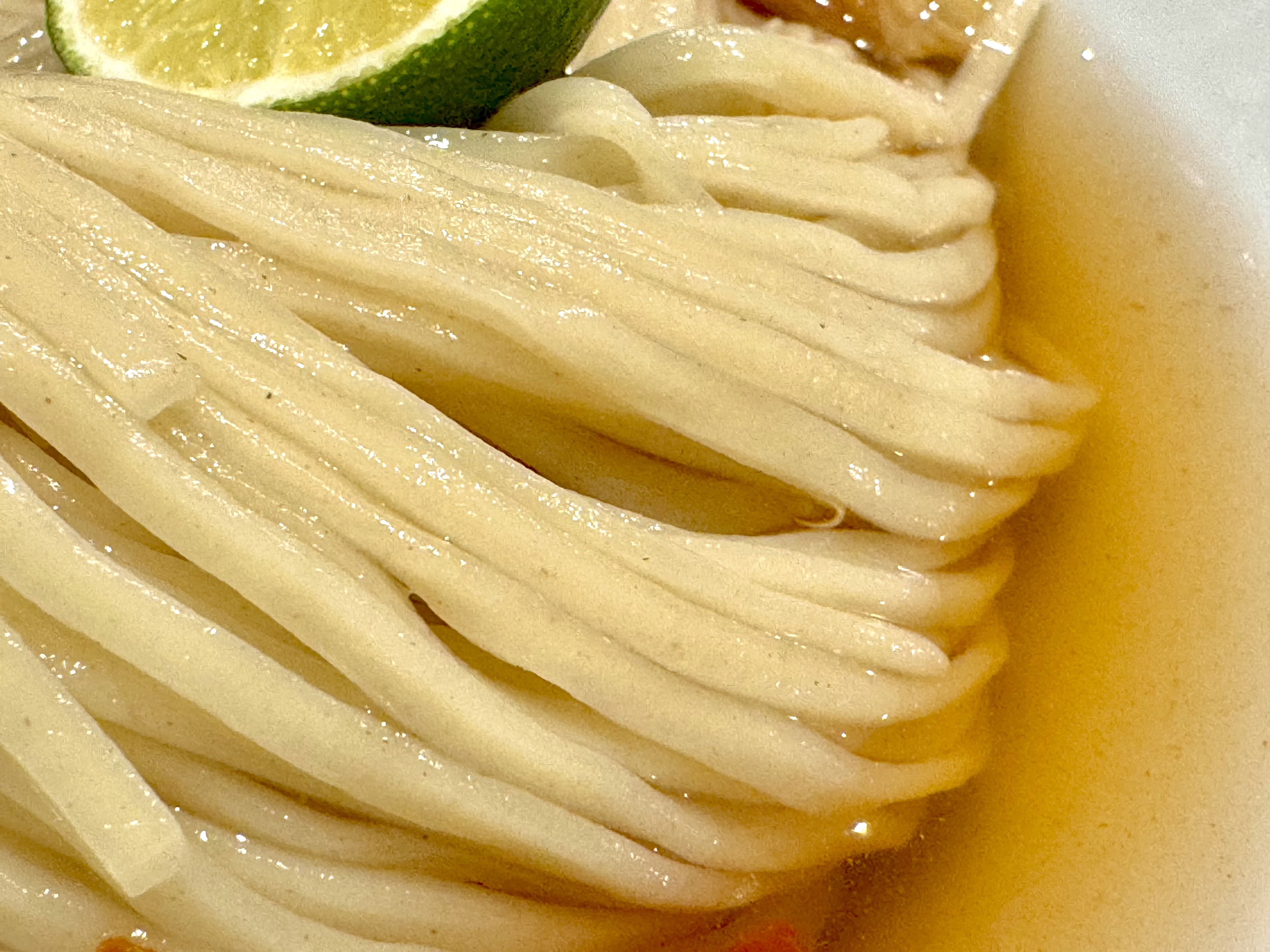 昆布水に浸る麺