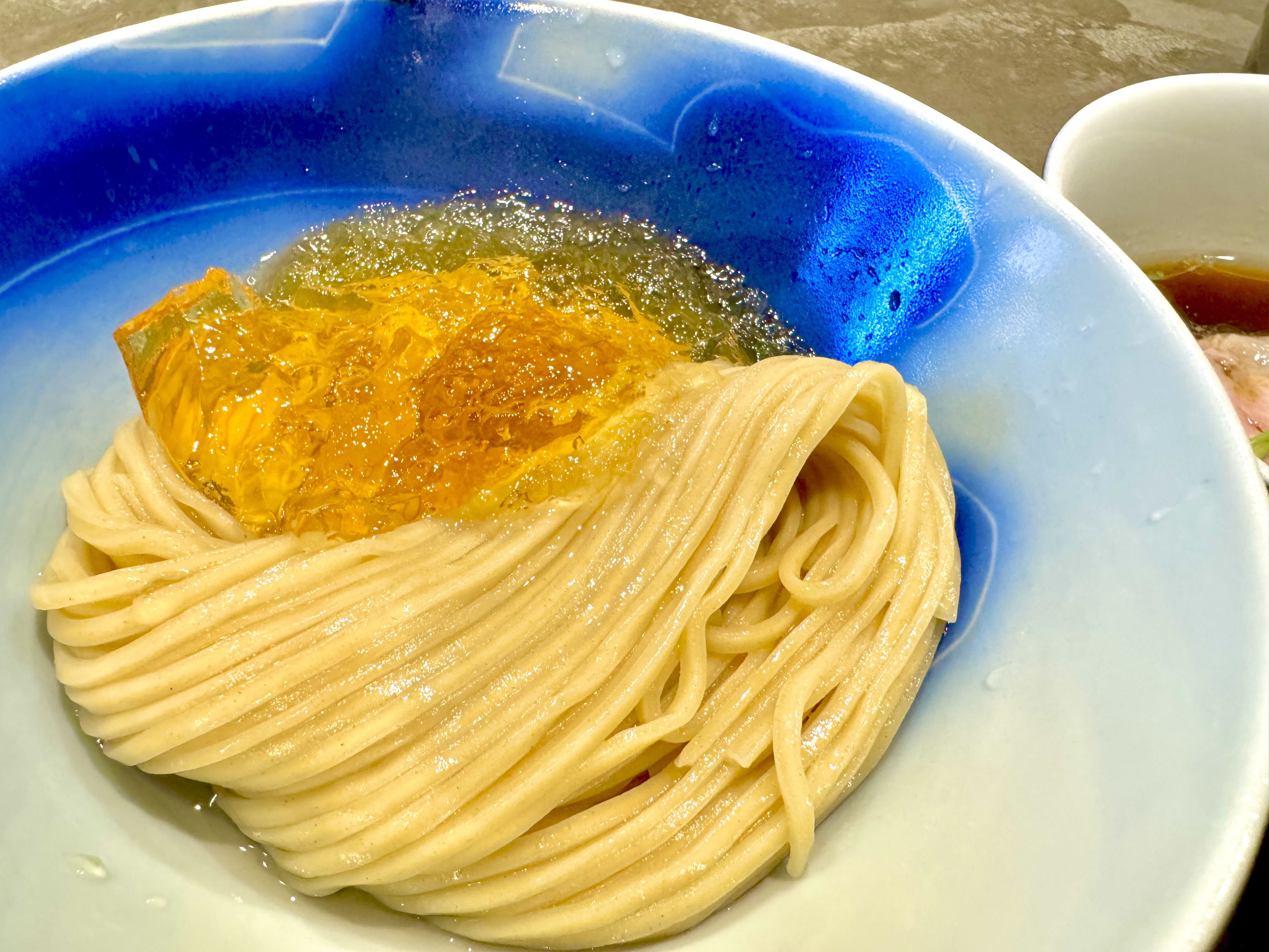 鰹昆布出汁のジュレが麺にかかっている
