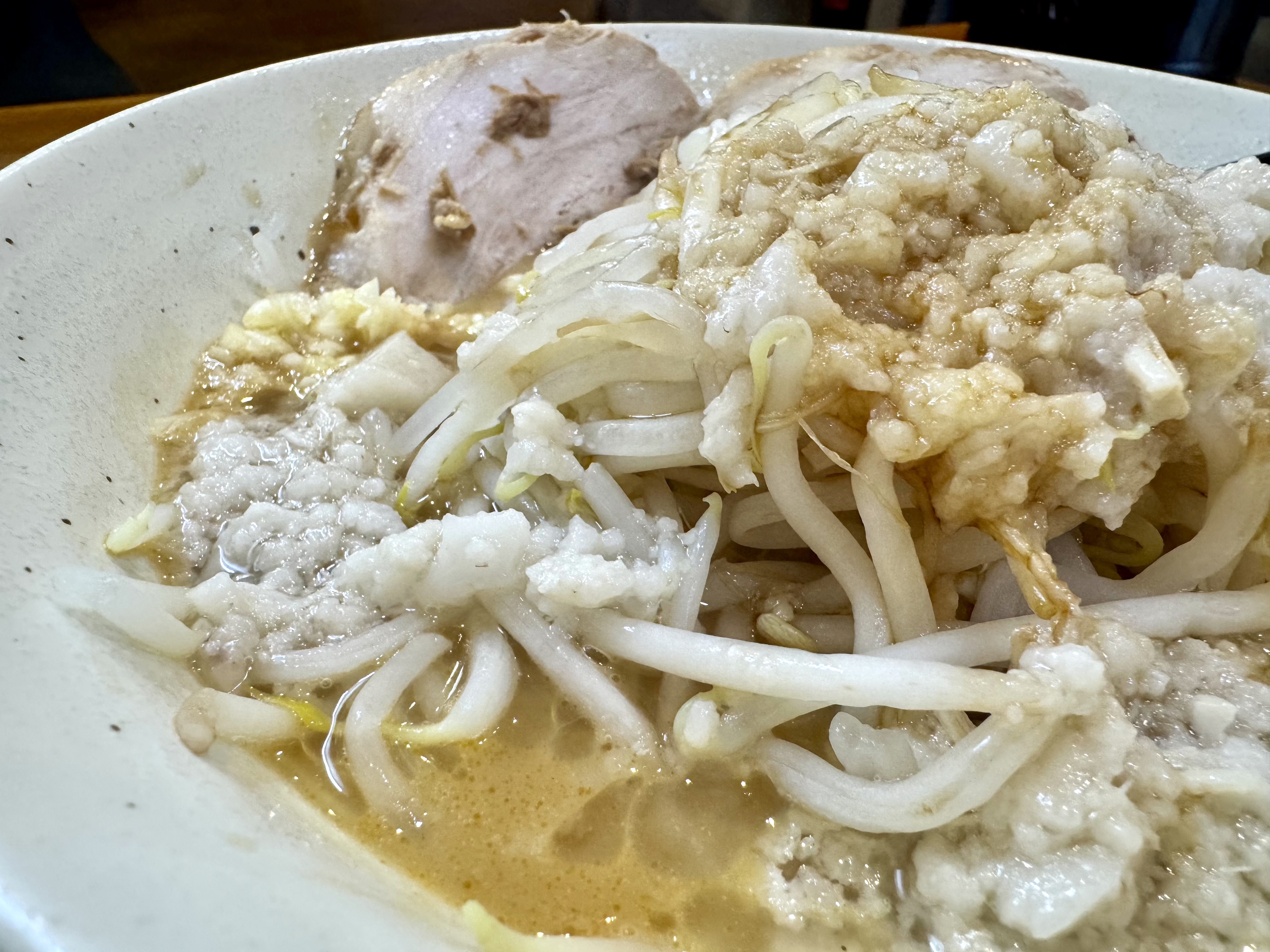 もやしと背脂がたっぷり乗る