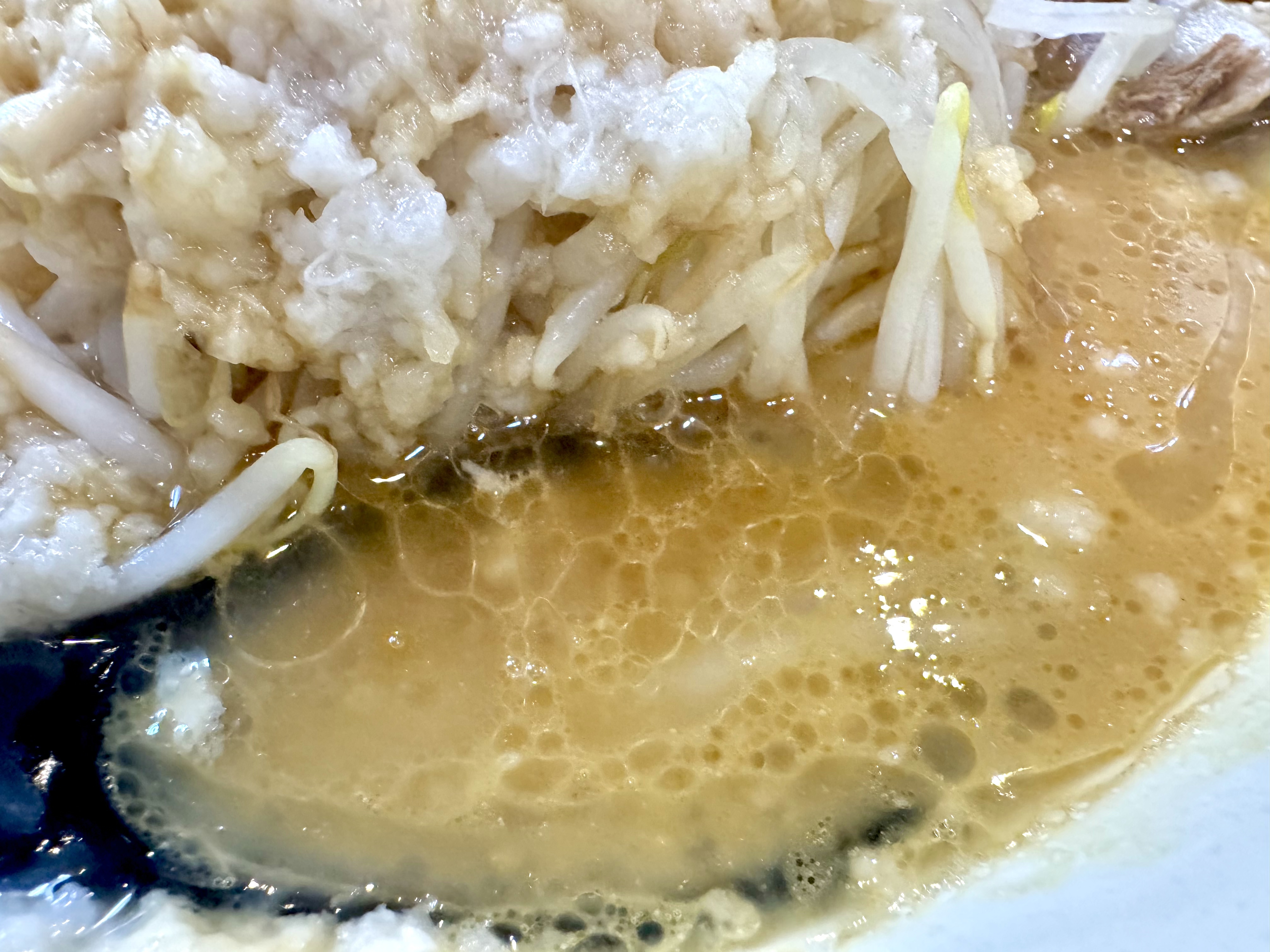 二郎らーめんの濃密なスープ